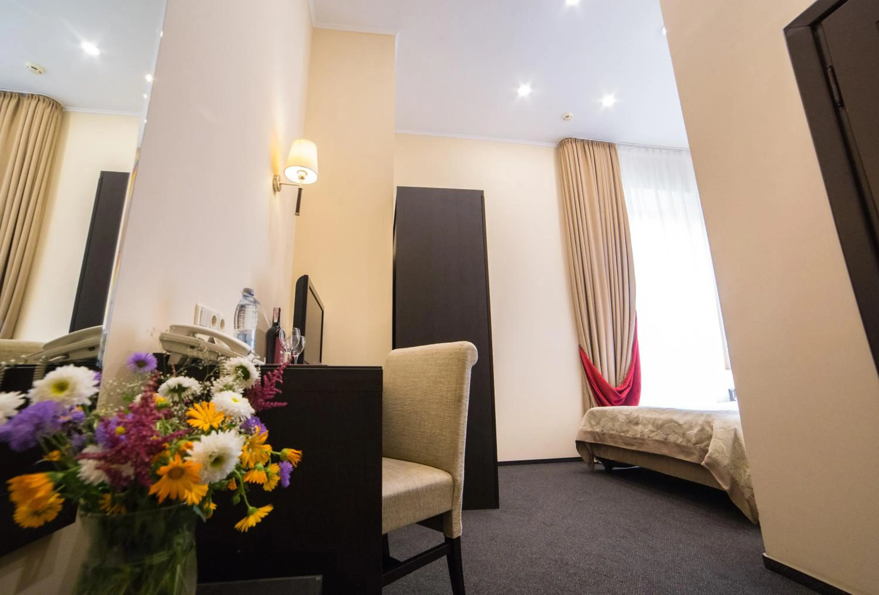 Photo of the whole room, Bed in Optima Dworzec Lviv