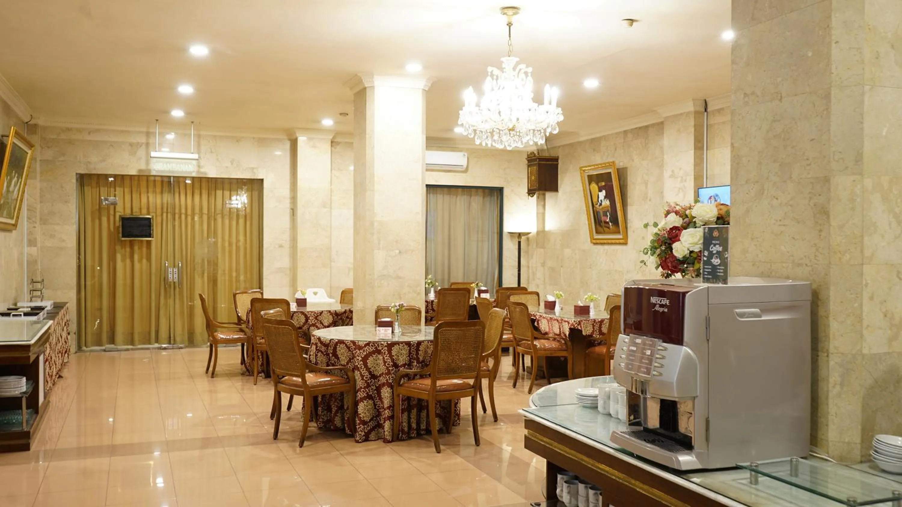 Restaurant/places to eat in Hotel Indah Palace Solo