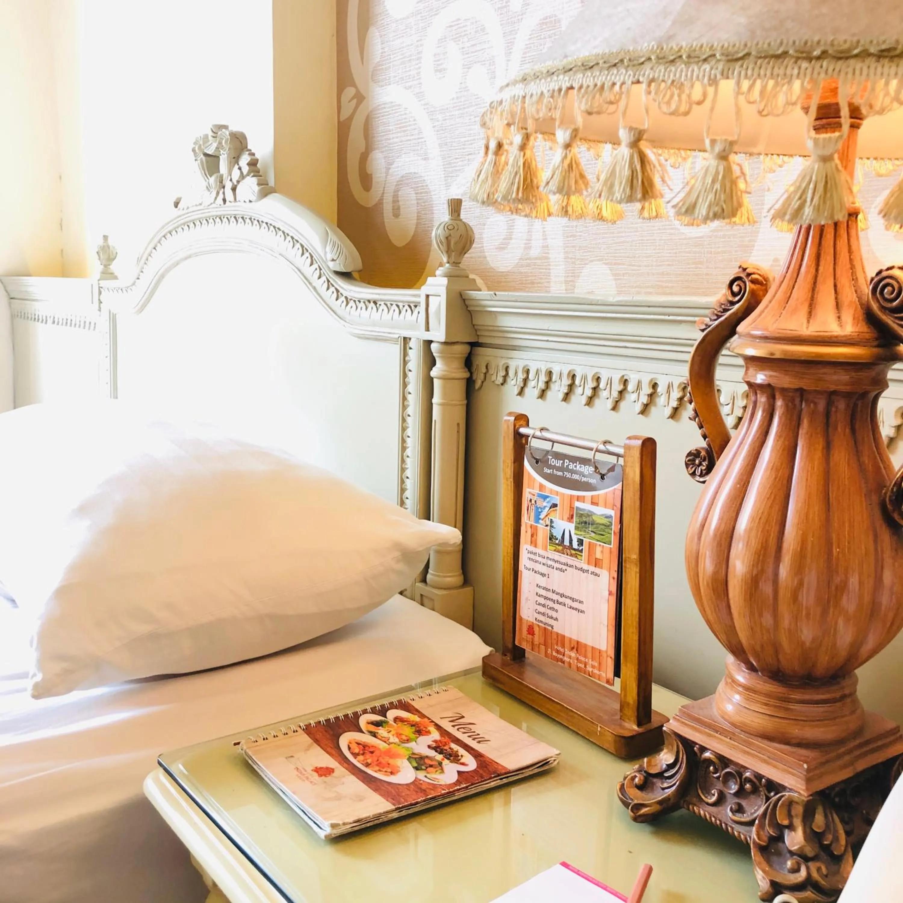 Food, Bed in Hotel Indah Palace Solo