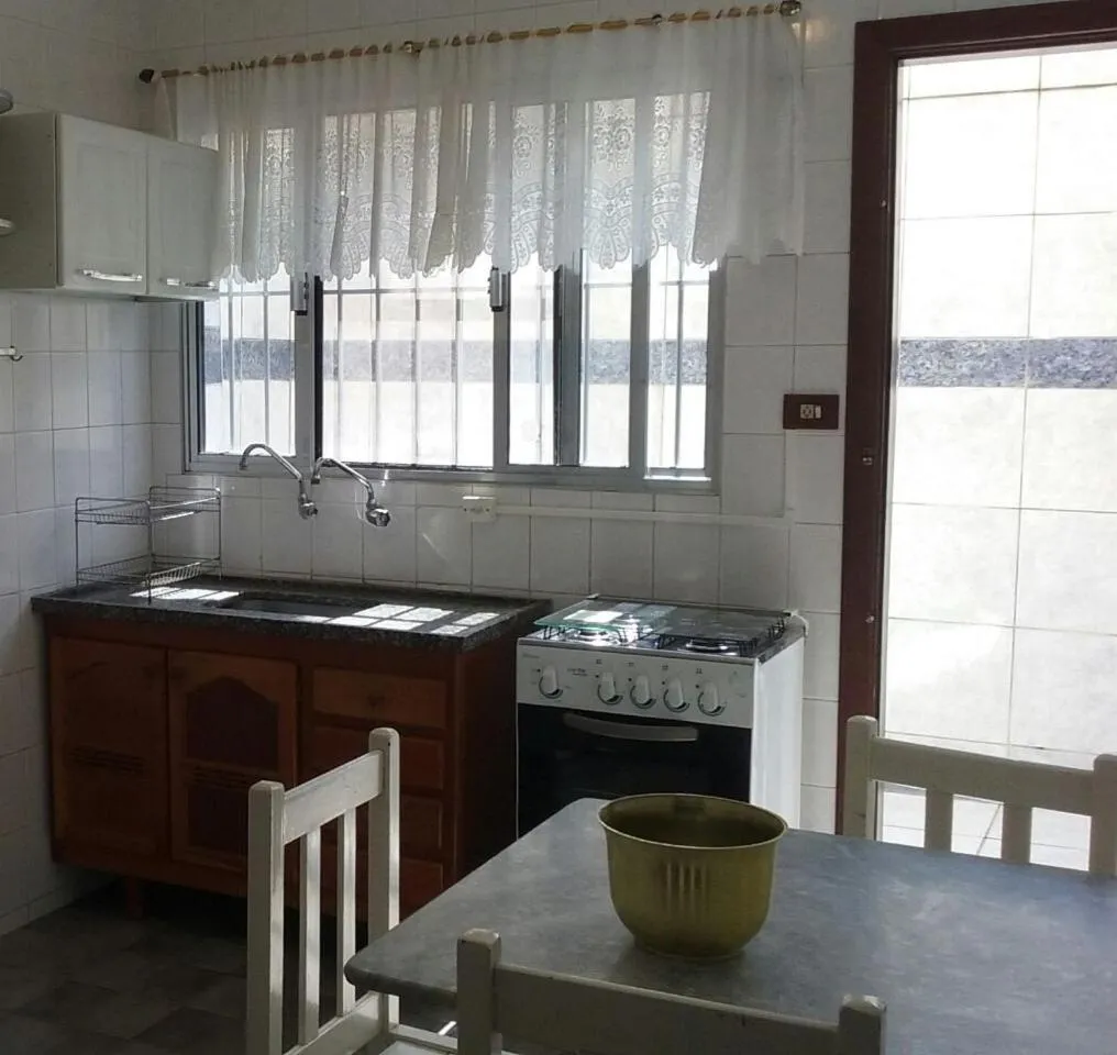 Kitchen or kitchenette in Conforto na praia