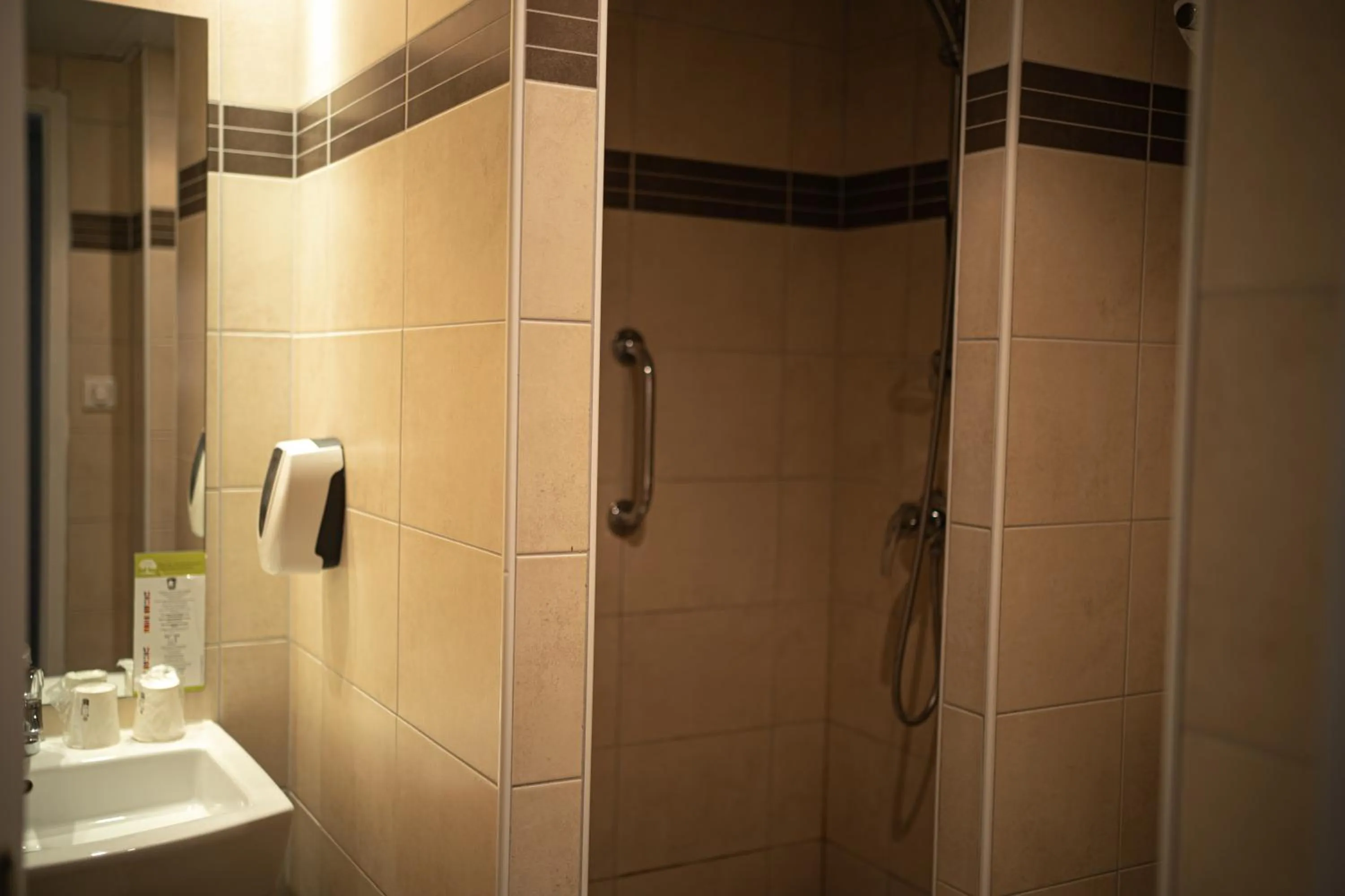 Shower in Hôtel Miramont