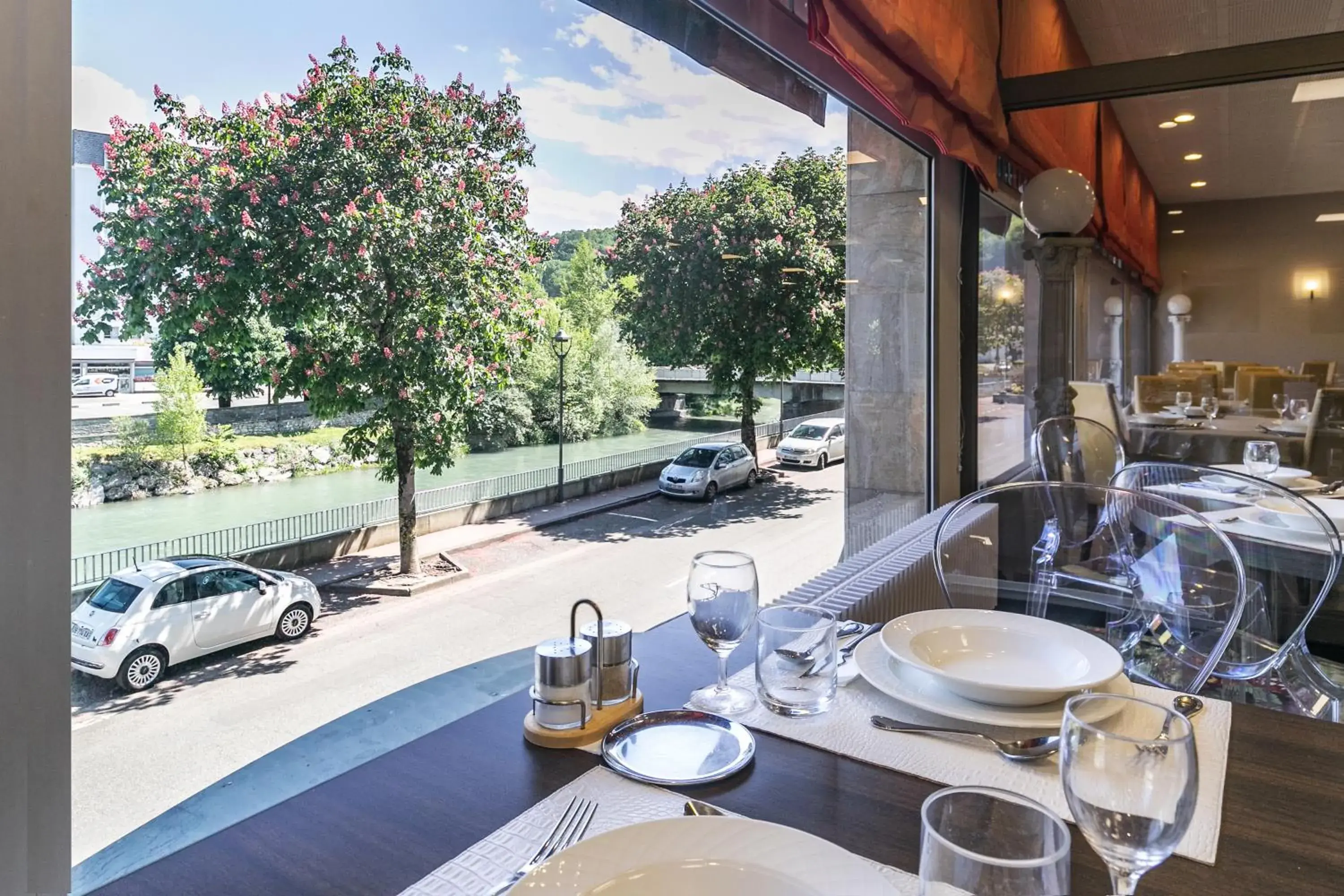 Restaurant/places to eat in Hôtel Miramont Restaurant/places to eat in Hôtel Miramont