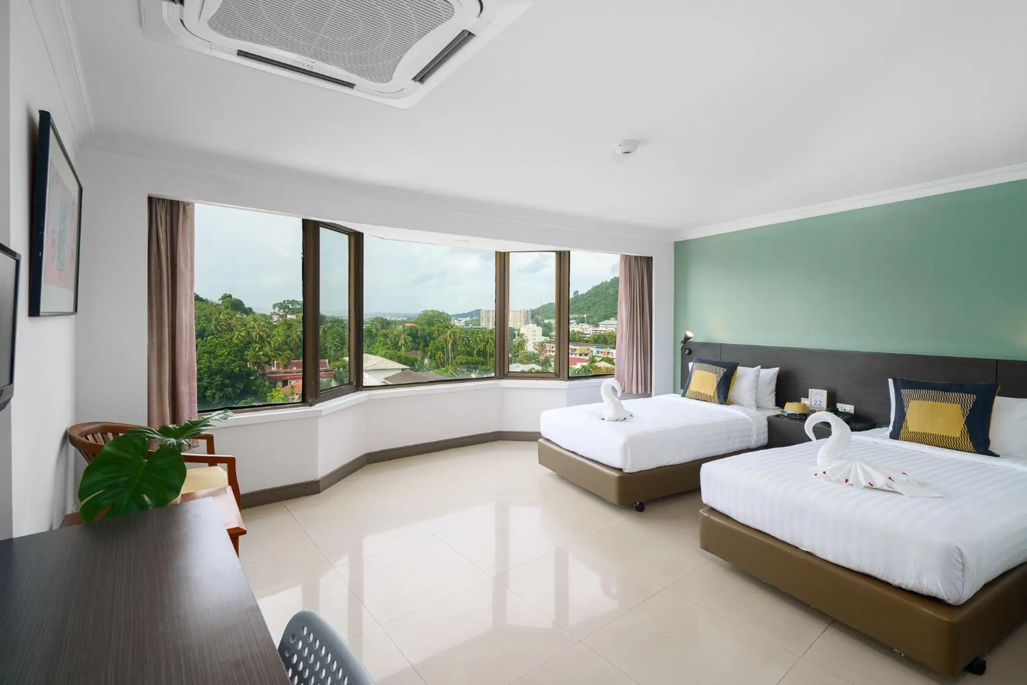 Mountain view, Bed in I Pavilion Hotel Phuket