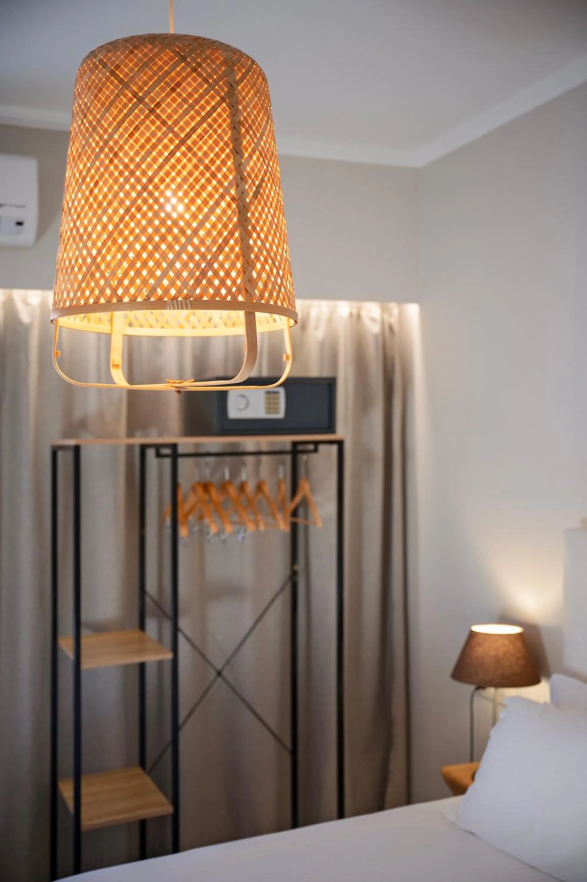 Photo of the whole room in Avra