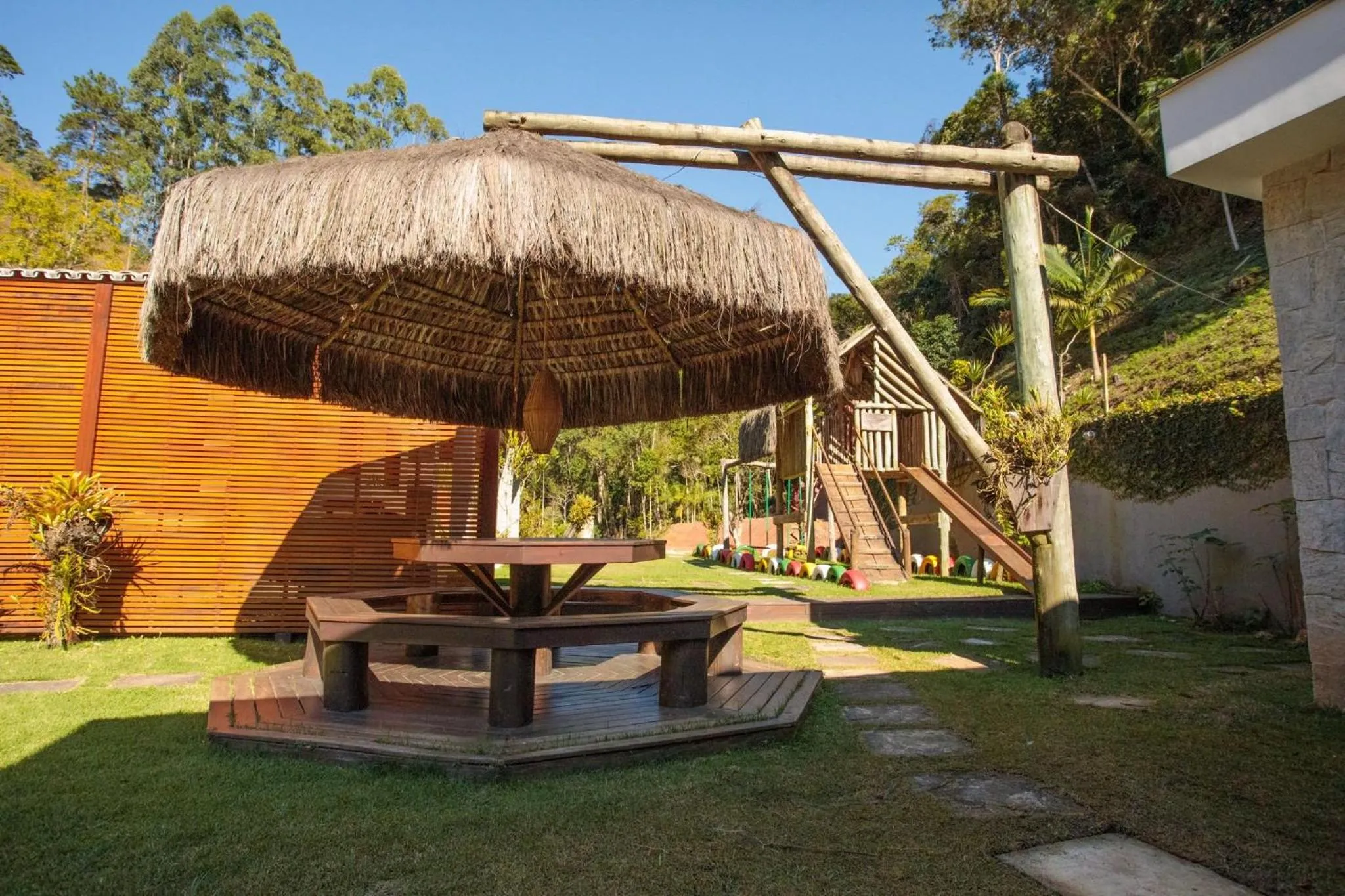 Garden in Sítio Cinco Folhas, recanto com vista pra montanha
