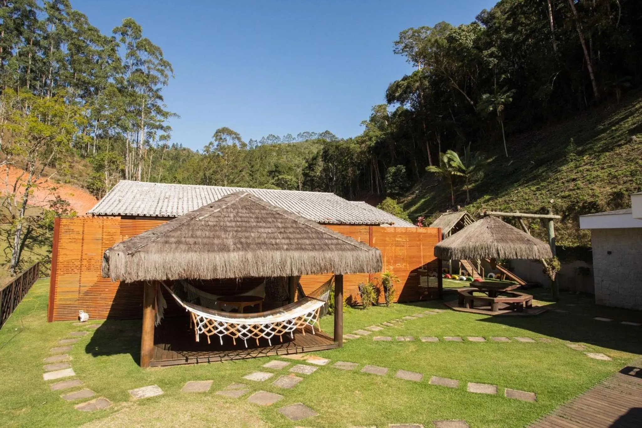 Garden in Sítio Cinco Folhas, recanto com vista pra montanha