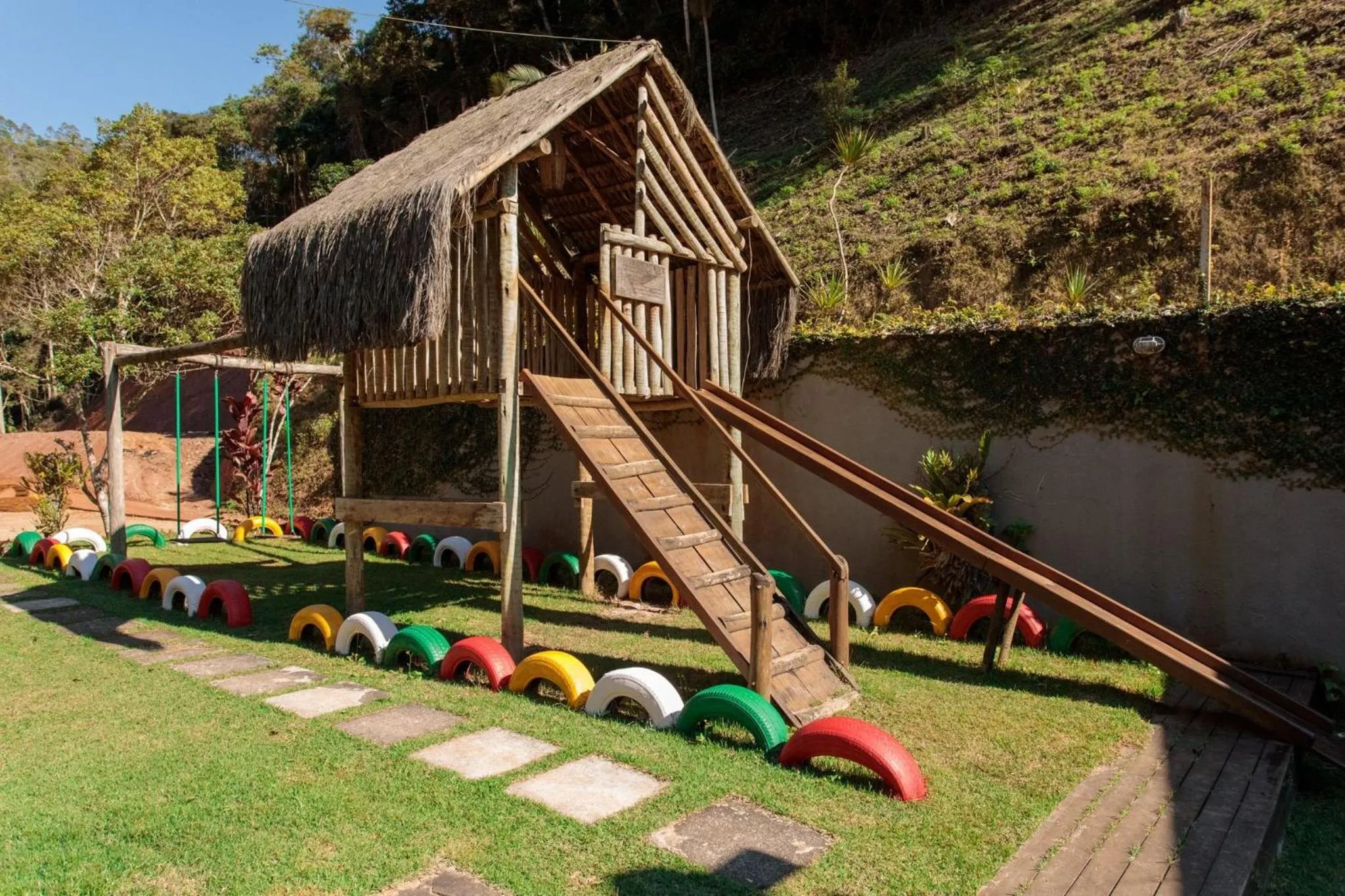 Children play ground in Sítio Cinco Folhas, recanto com vista pra montanha