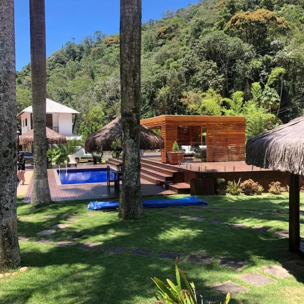 Garden in Sítio Cinco Folhas, recanto com vista pra montanha