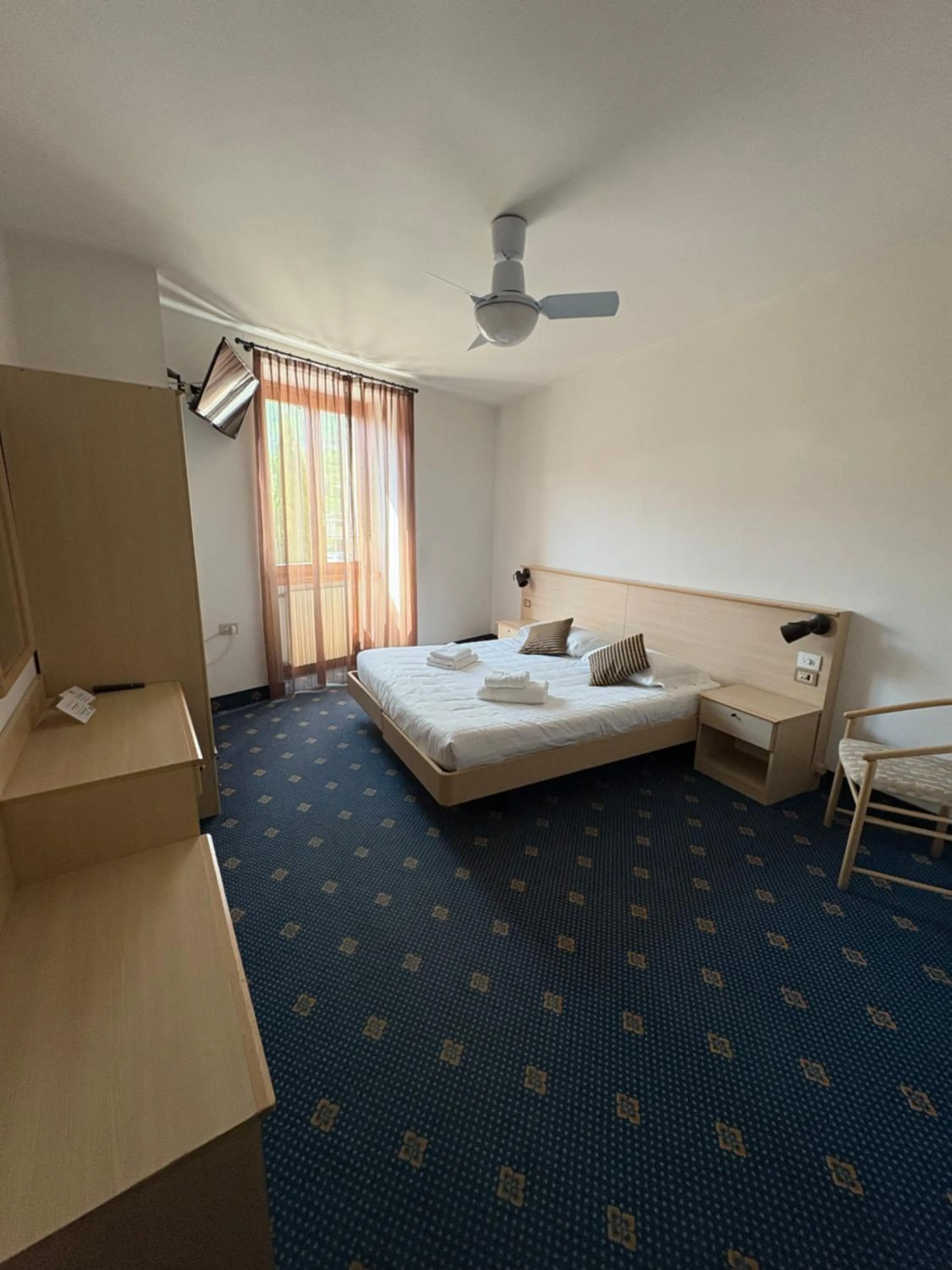 TV and multimedia, Bed in Garnì Hotel Tignale