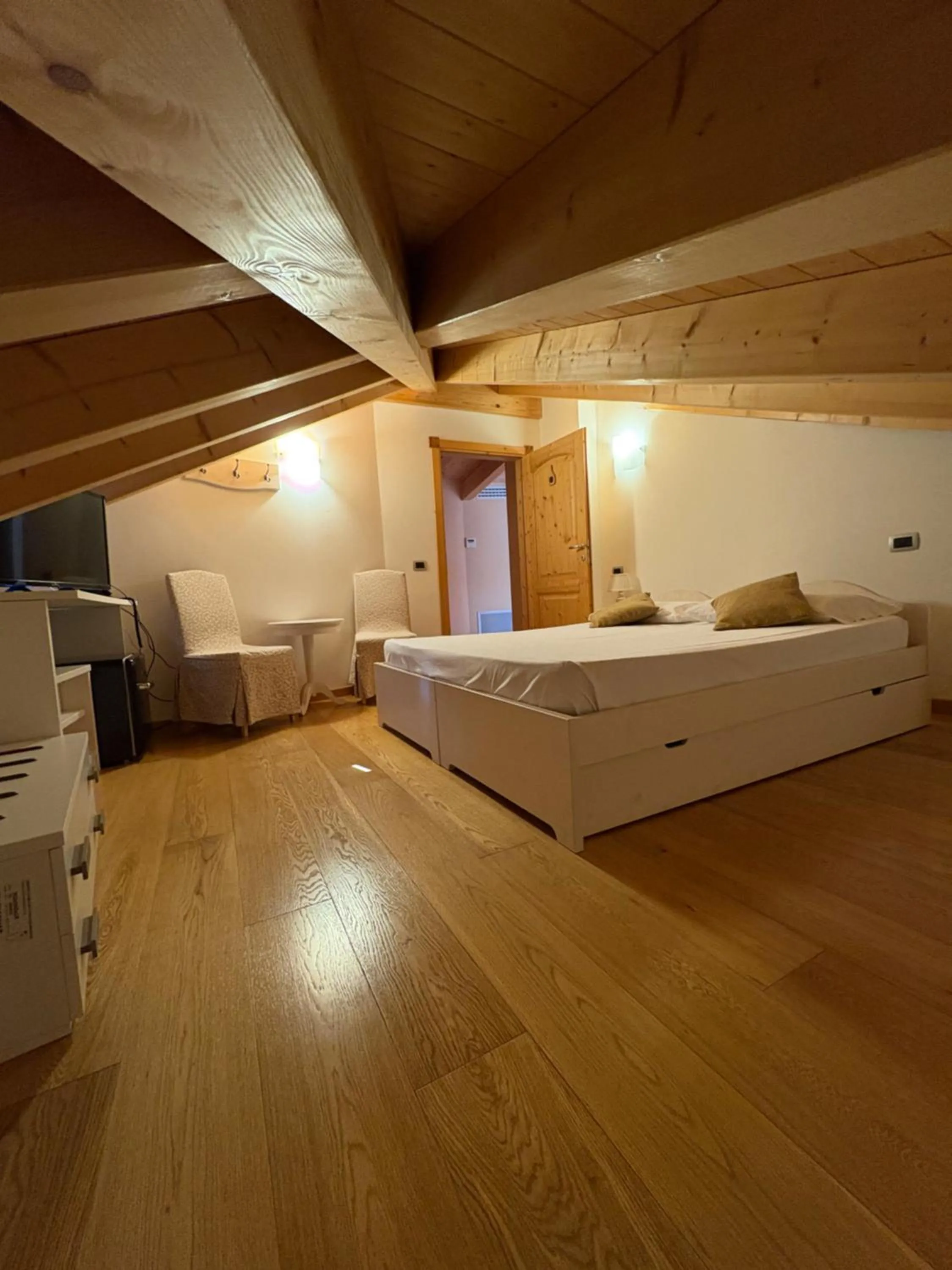 Photo of the whole room, Bed in Garnì Hotel Tignale