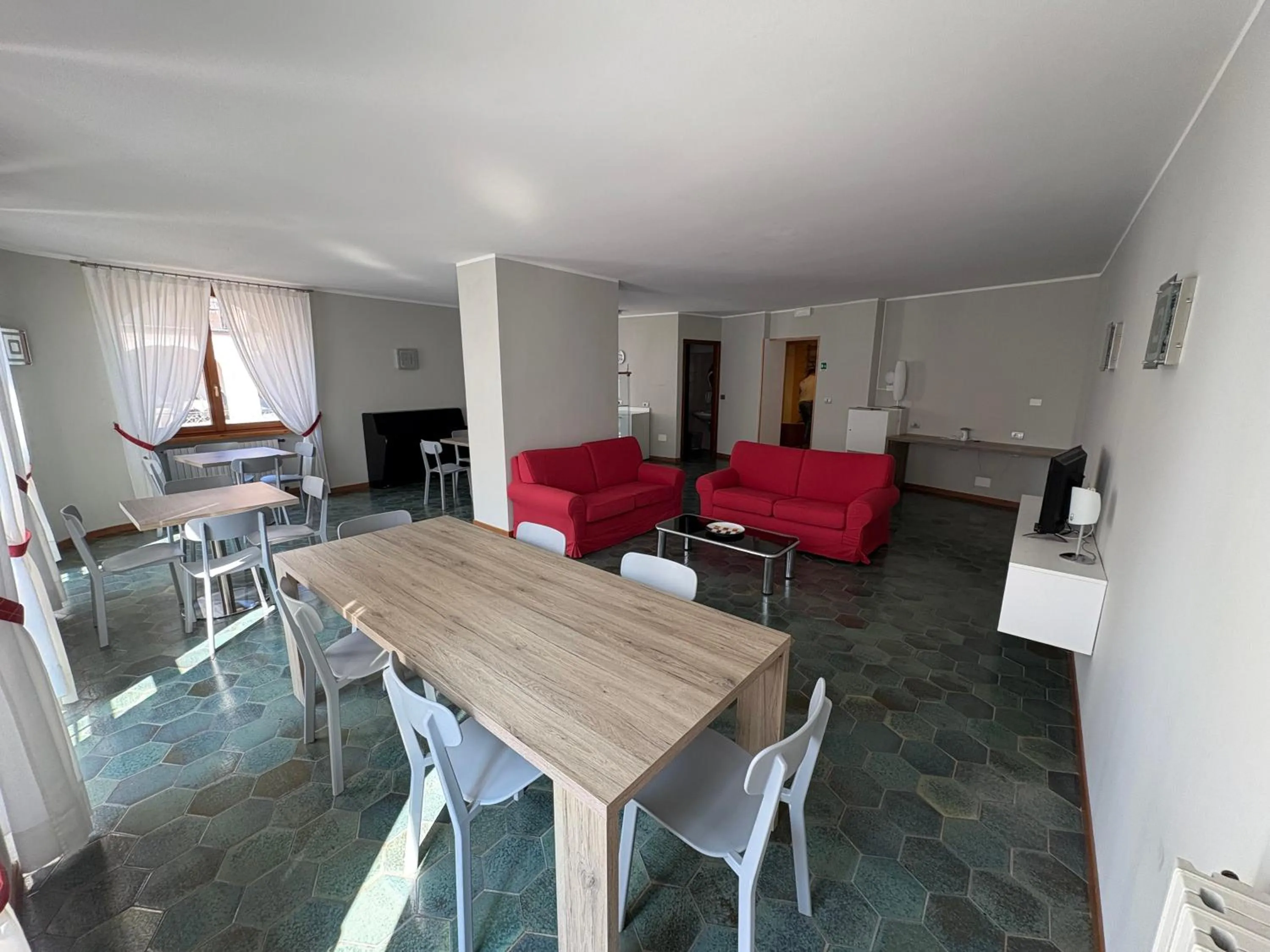 Communal lounge/ TV room in Garnì Hotel Tignale