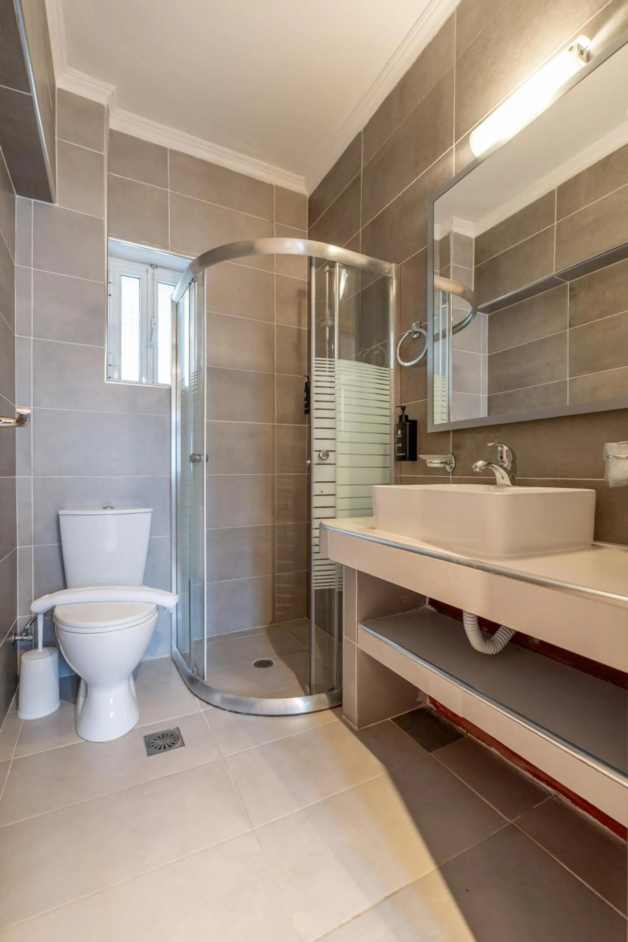 Shower in Planos Beach Hotel