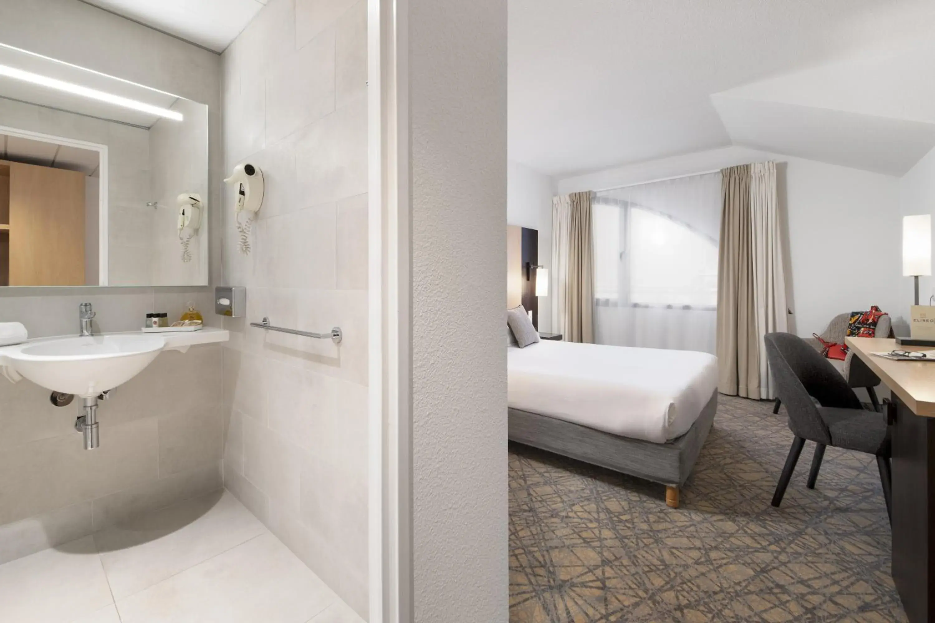 Photo of the whole room, Bed in Hôtel Eliseo Photo of the whole room, Bed in Hôtel Eliseo