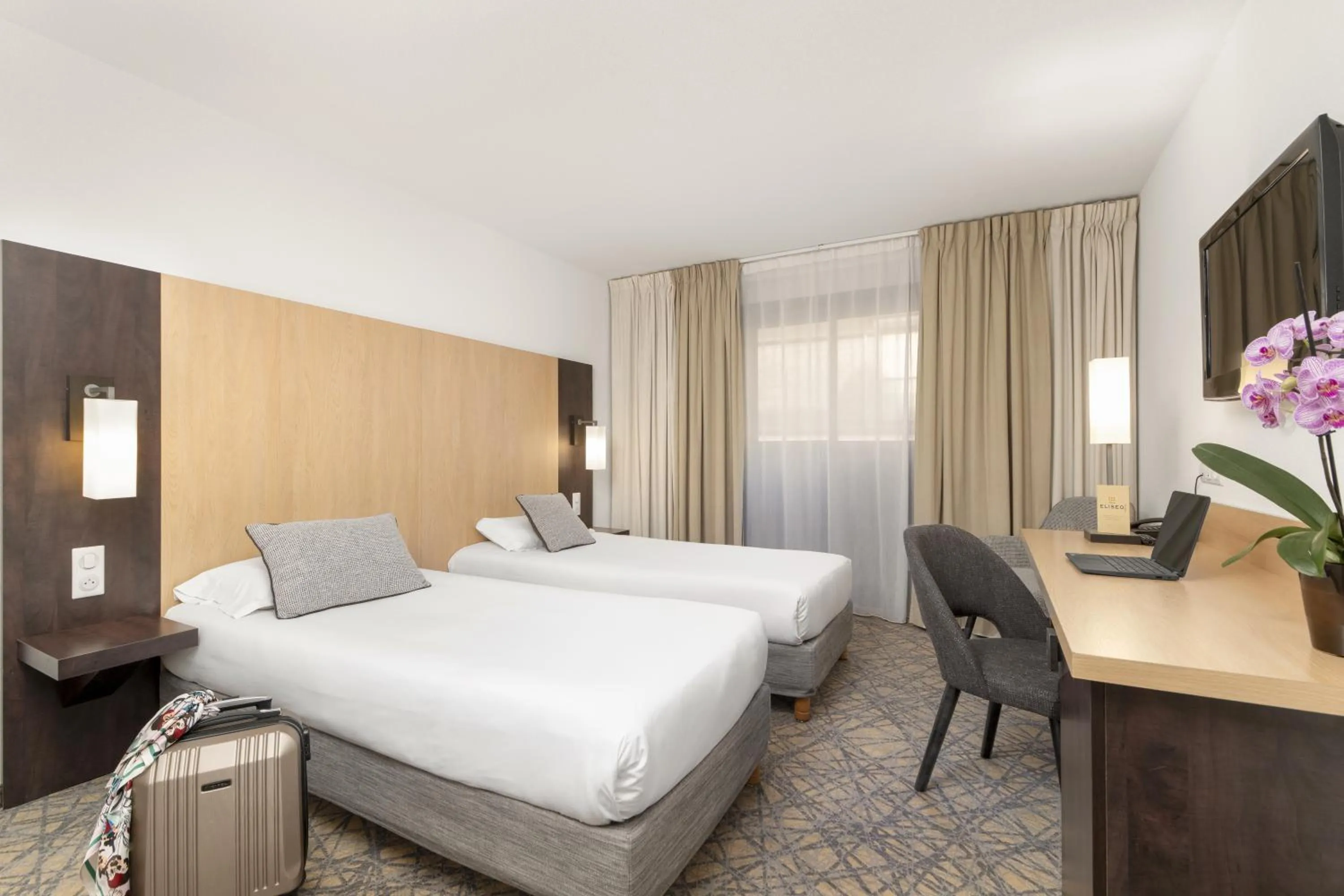 Bedroom, Bed in Hôtel Eliseo