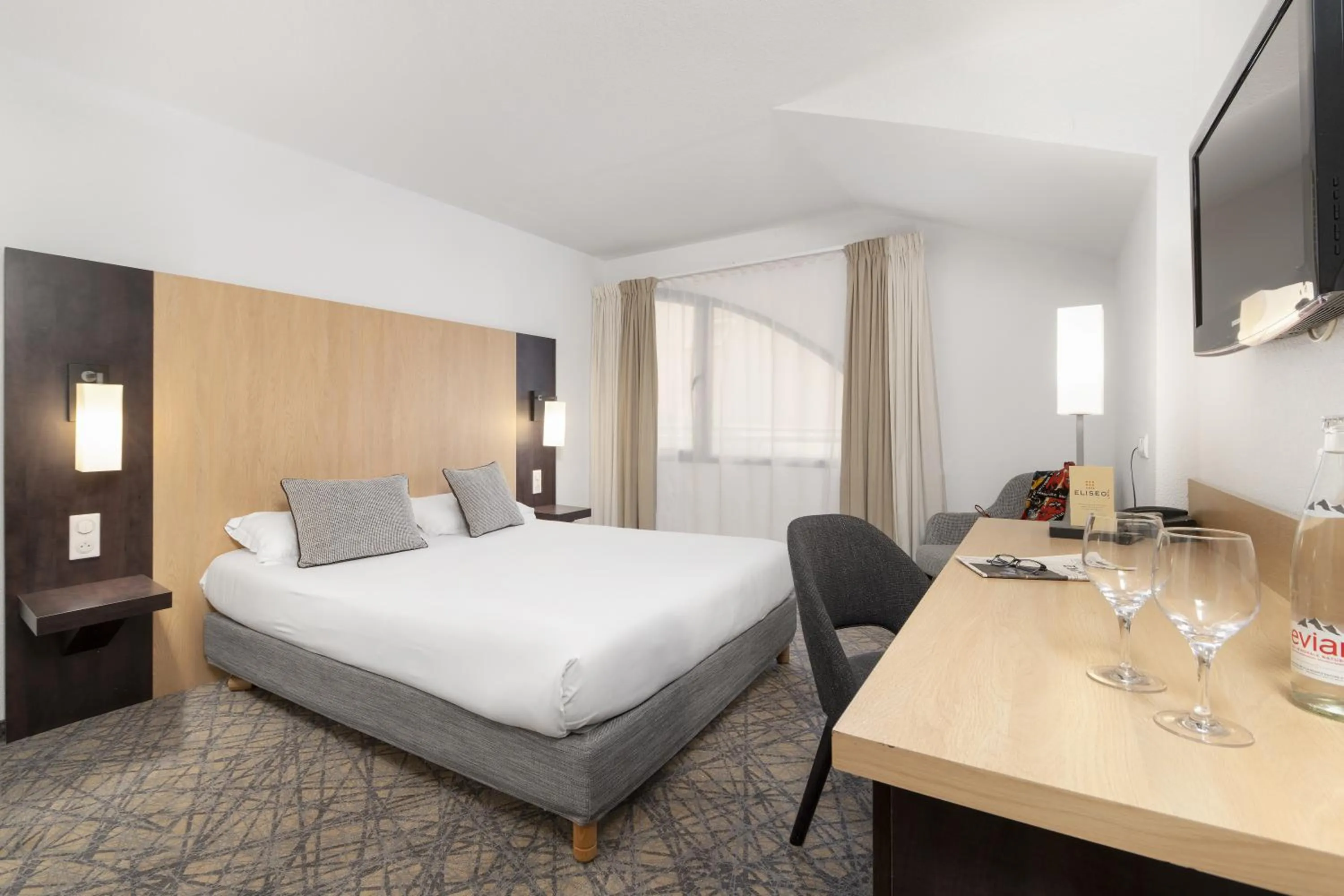 Photo of the whole room, Bed in Hôtel Eliseo