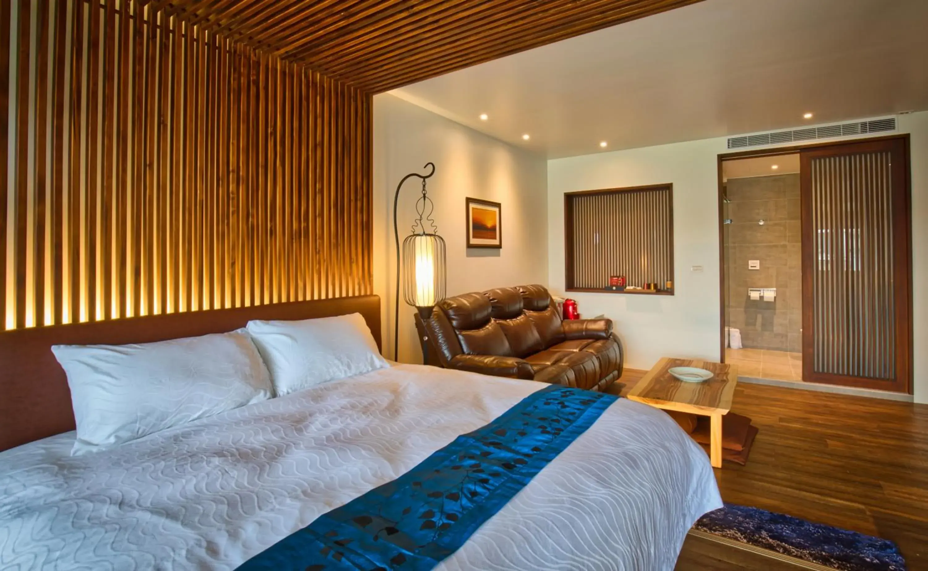 Shower, Bed in The Sunbeam Hideaway B&B Shower, Bed in The Sunbeam Hideaway B&B