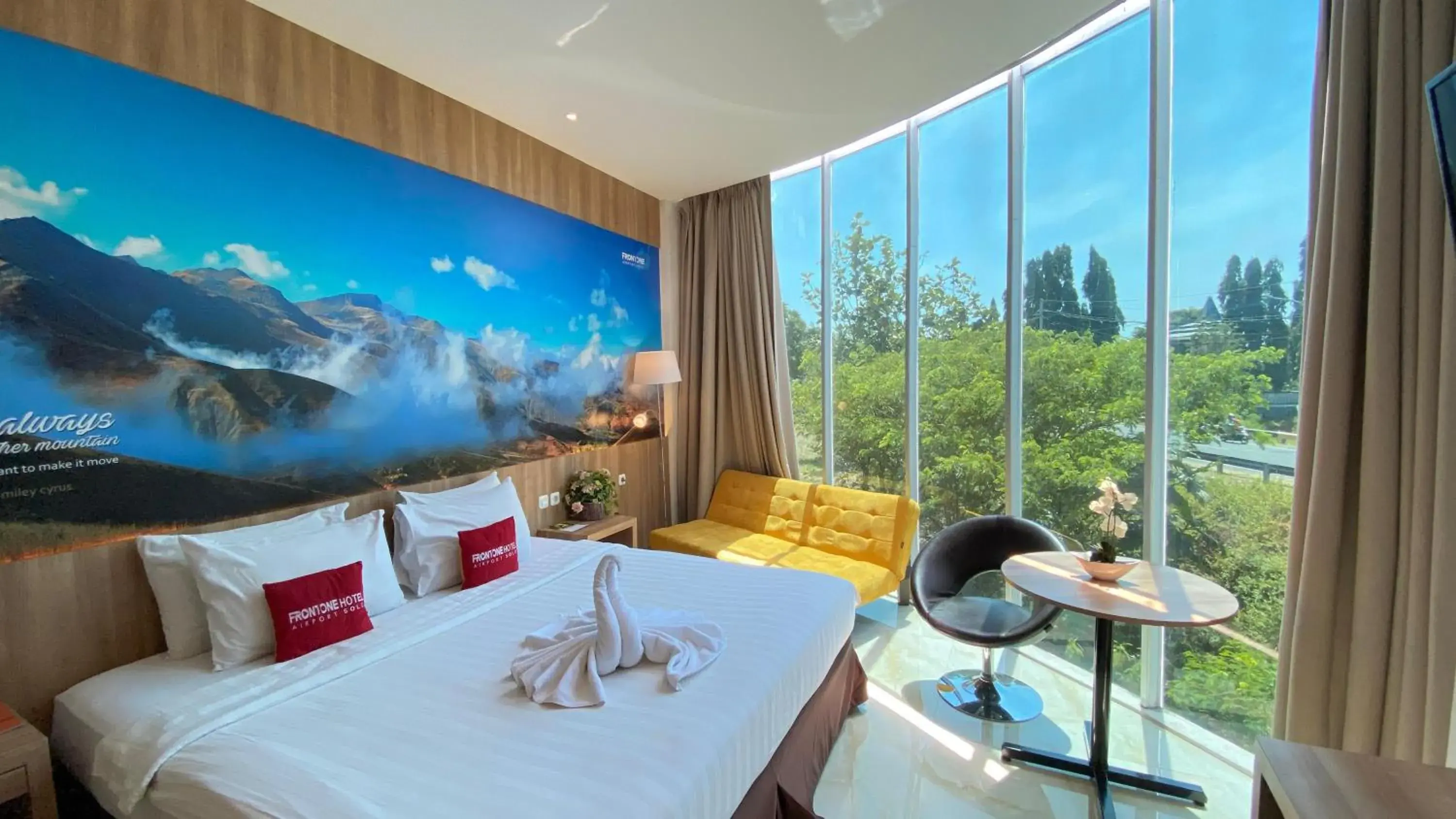 Bed in Front One Hotel Airport Solo Bed in Front One Hotel Airport Solo