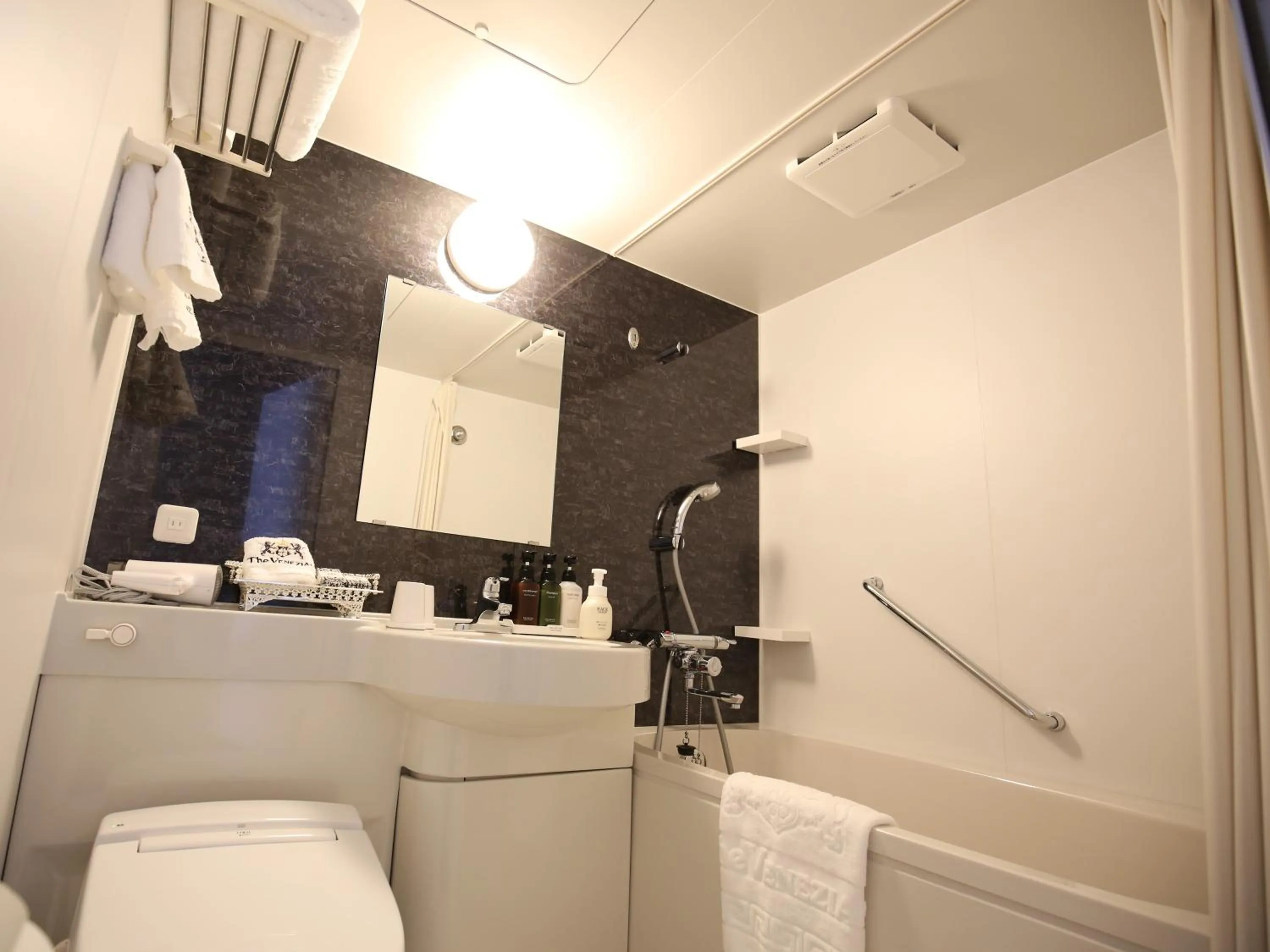 Shower in Venezian Hotel Shiroishi Zao