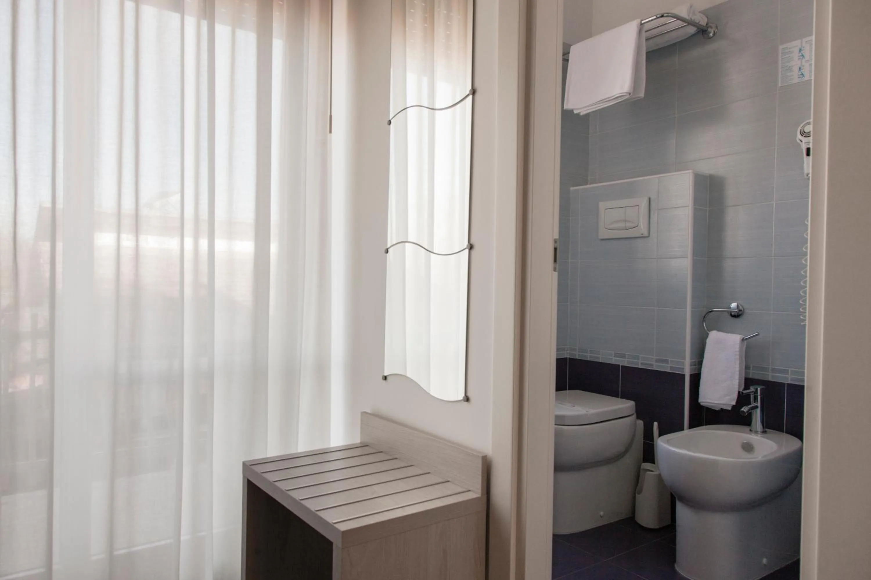 Photo of the whole room in Hotel Concorde