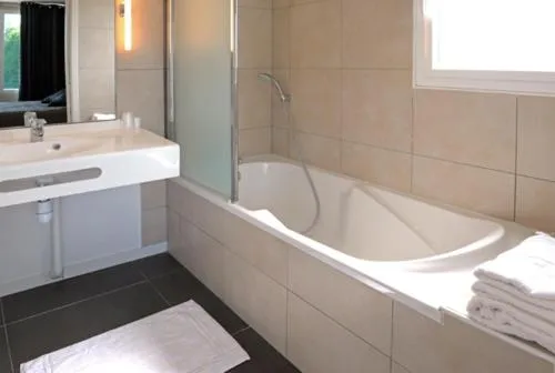 Bathroom in The Originals City, Hôtel de France, Bessines-sur-Gartempe