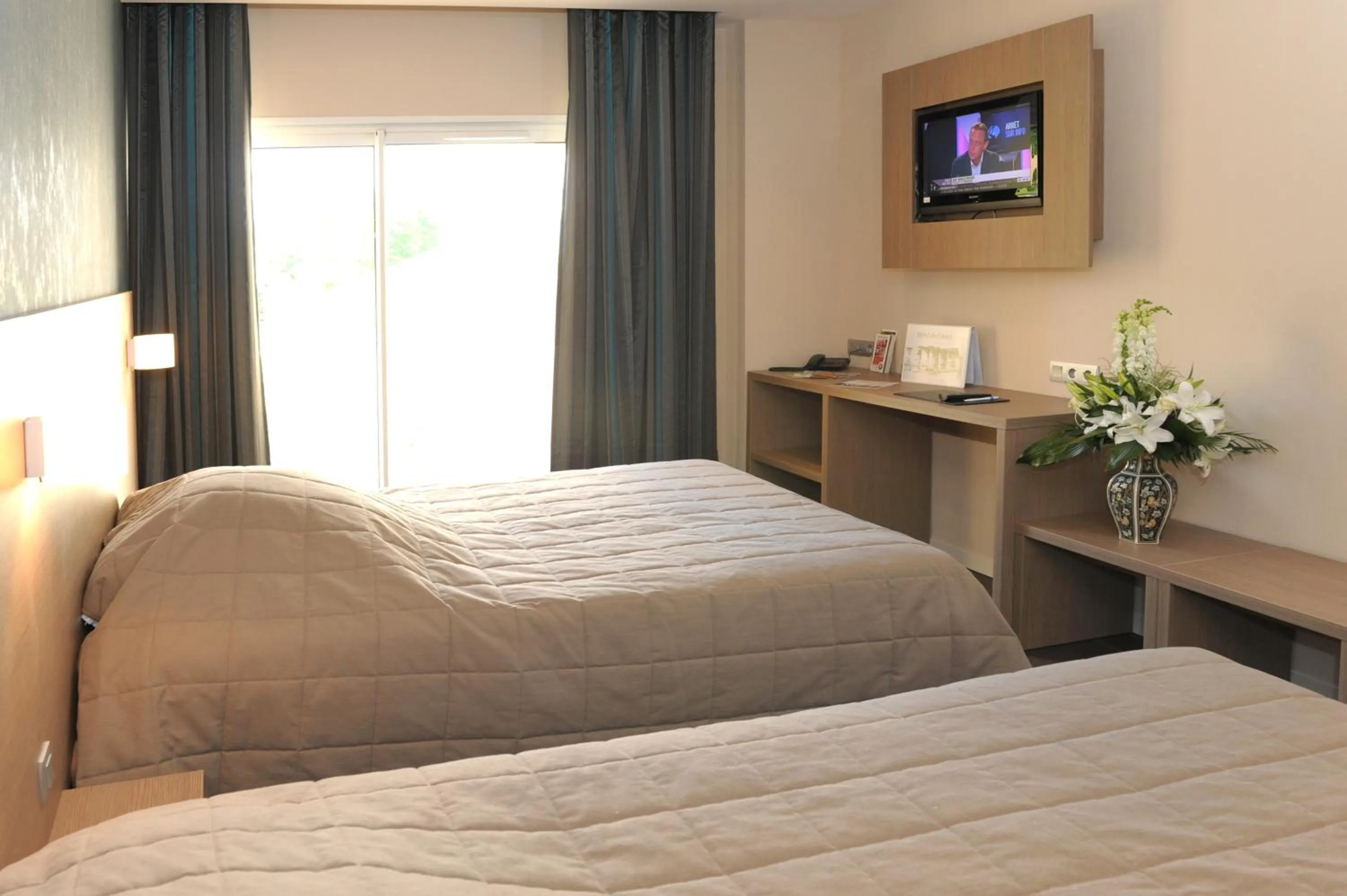 Photo of the whole room, Bed in The Originals City, Hôtel de France, Bessines-sur-Gartempe