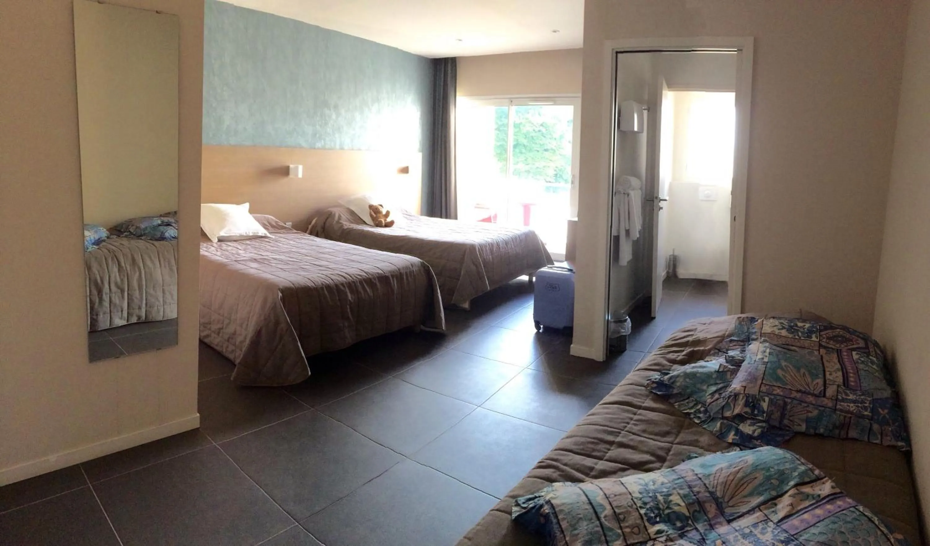 Photo of the whole room, Bed in The Originals City, Hôtel de France, Bessines-sur-Gartempe