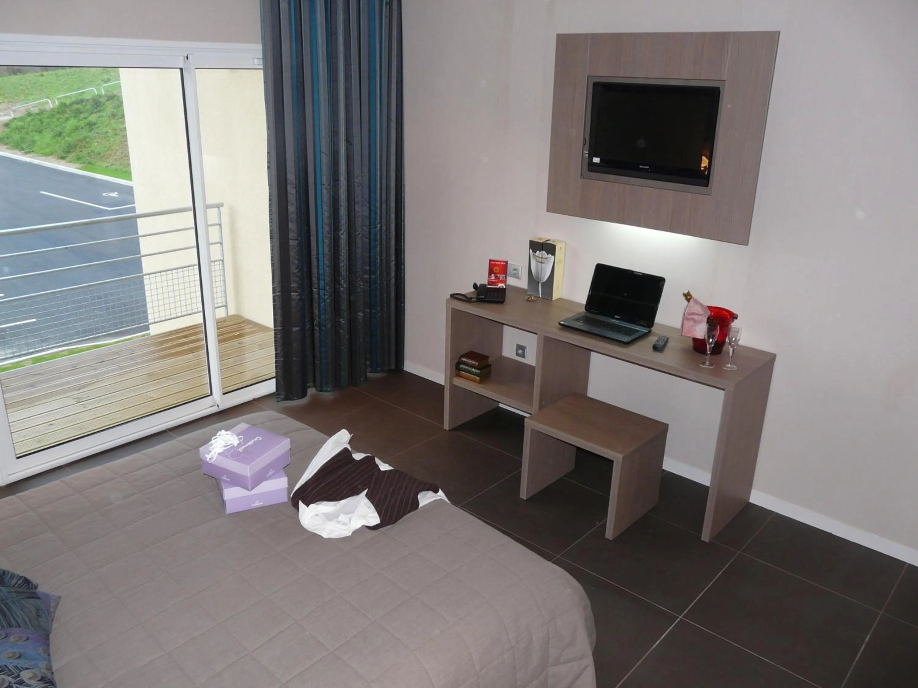 TV and multimedia, Bed in The Originals City, Hôtel de France, Bessines-sur-Gartempe