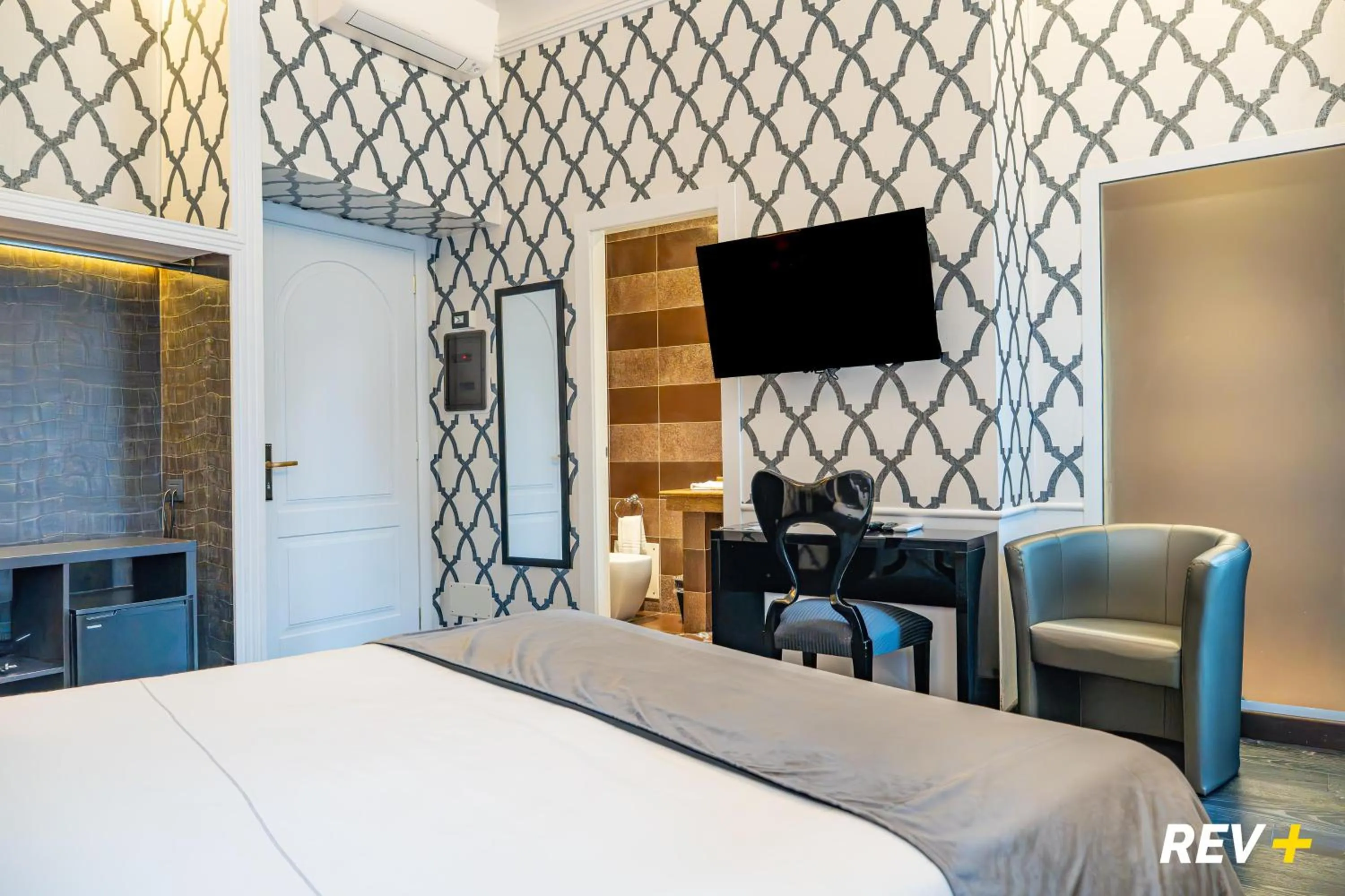 Photo of the whole room, Bed in Via Veneto Suites