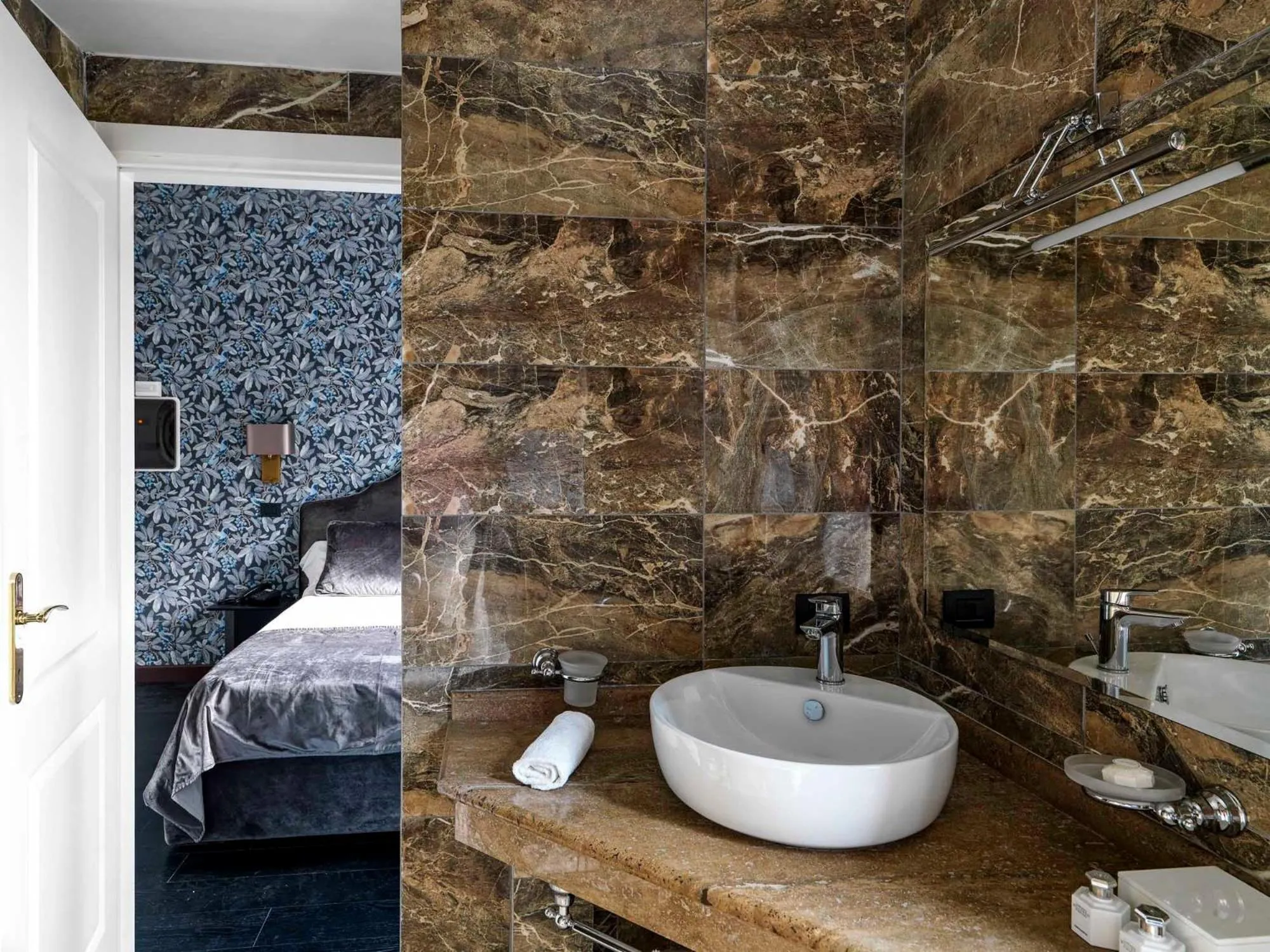 Bathroom in Via Veneto Suites