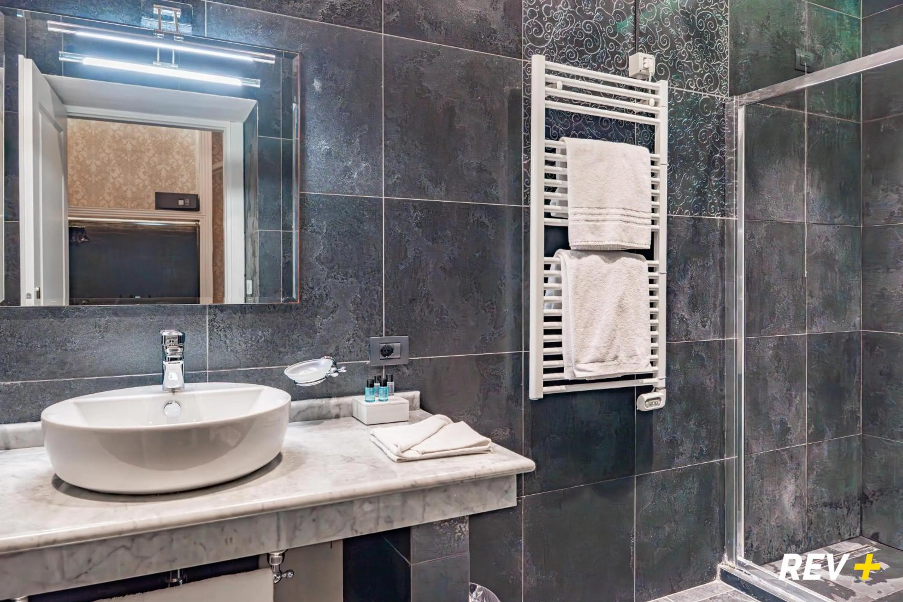 Bathroom in Via Veneto Suites