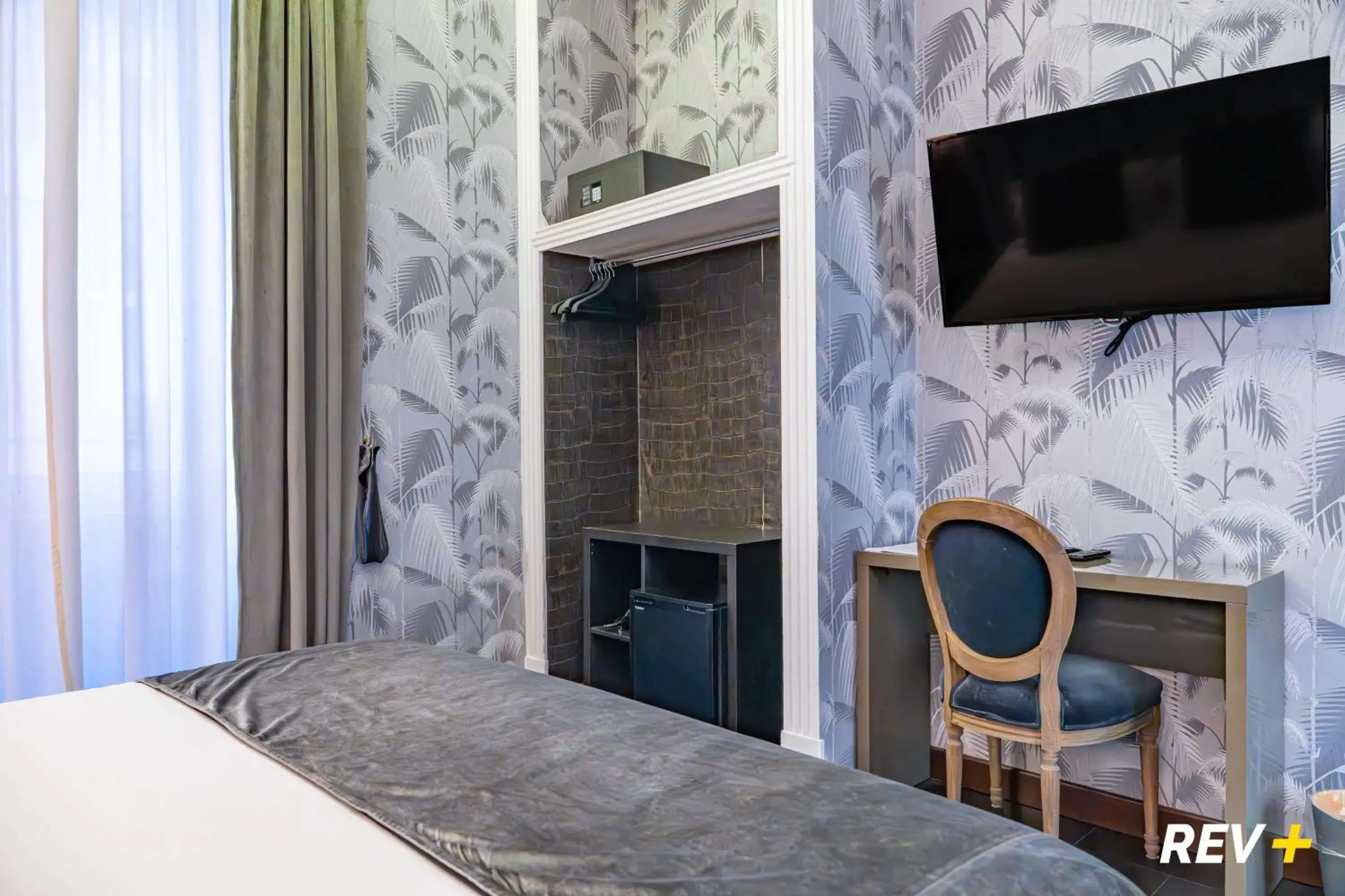 Photo of the whole room, Bed in Via Veneto Suites Photo of the whole room, Bed in Via Veneto Suites