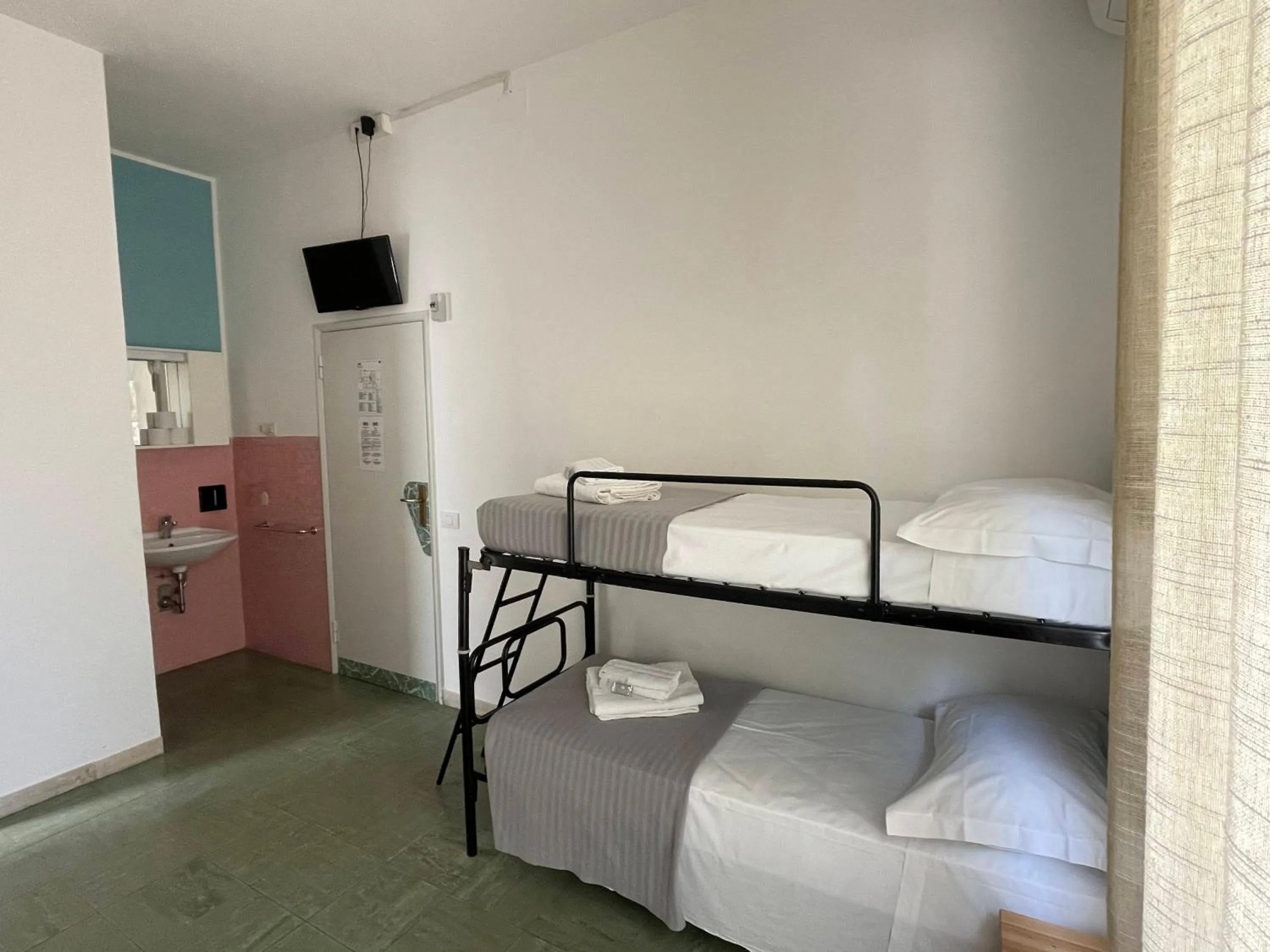 bunk bed, Bed in Hotel Aloha