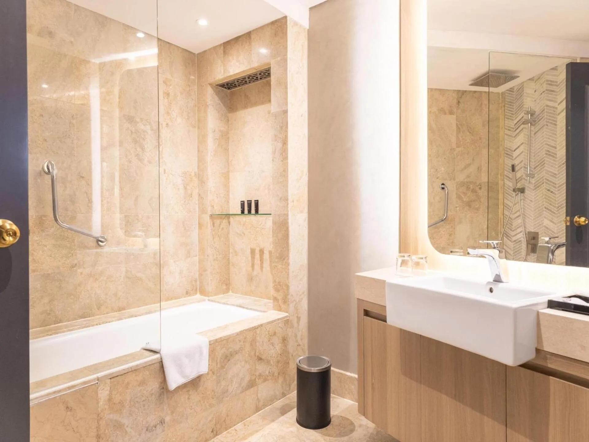 Bathroom in Mangkuluhur ARTOTEL SUITES