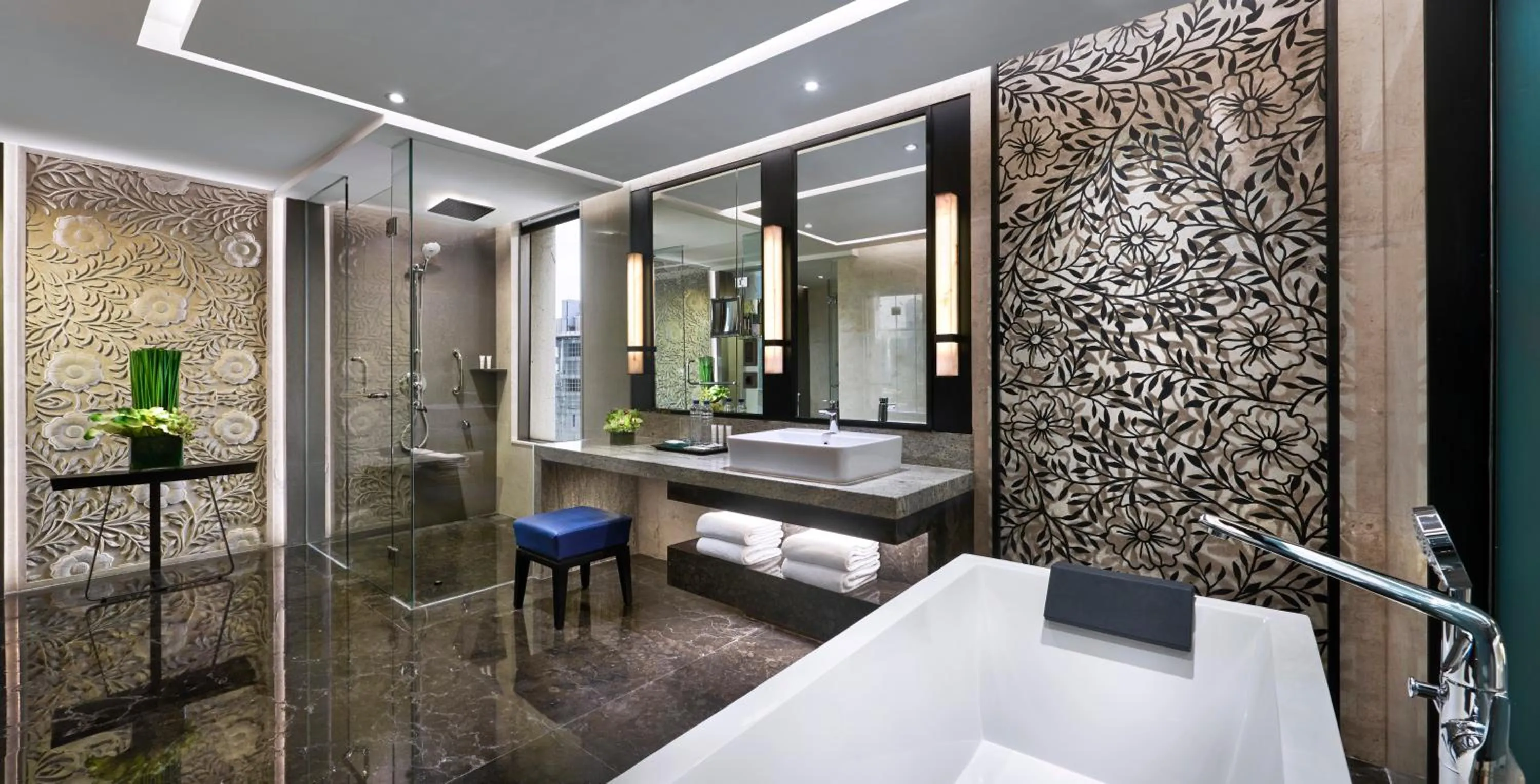 Bathroom, Bed in Mangkuluhur ARTOTEL SUITES