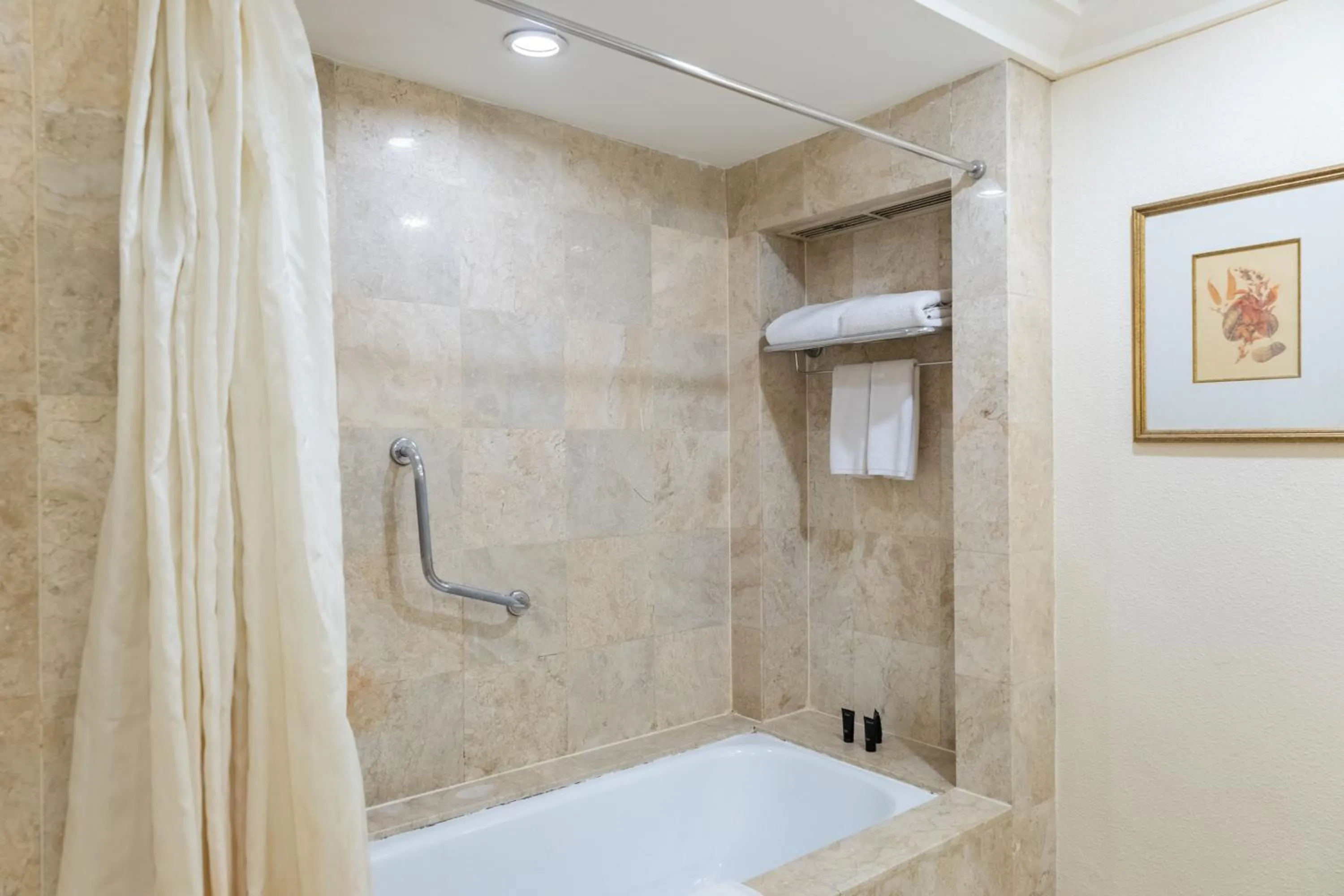 Bath in Mangkuluhur ARTOTEL SUITES