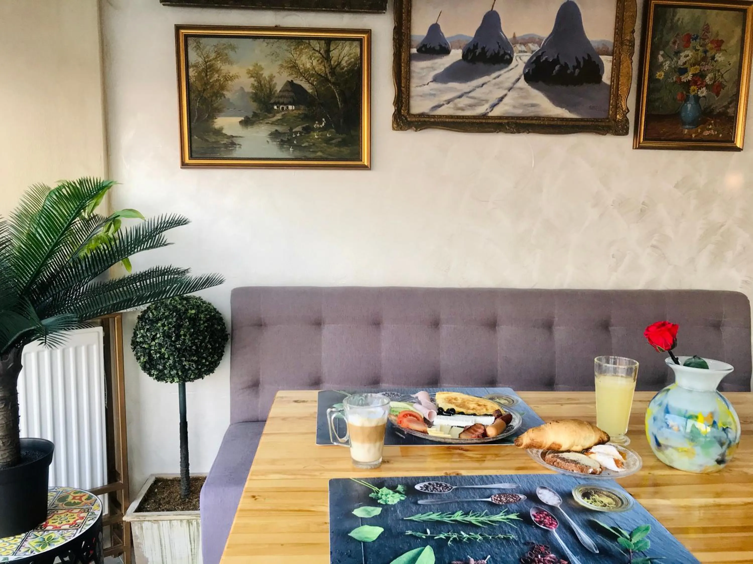 Dining area in Brater Luxury