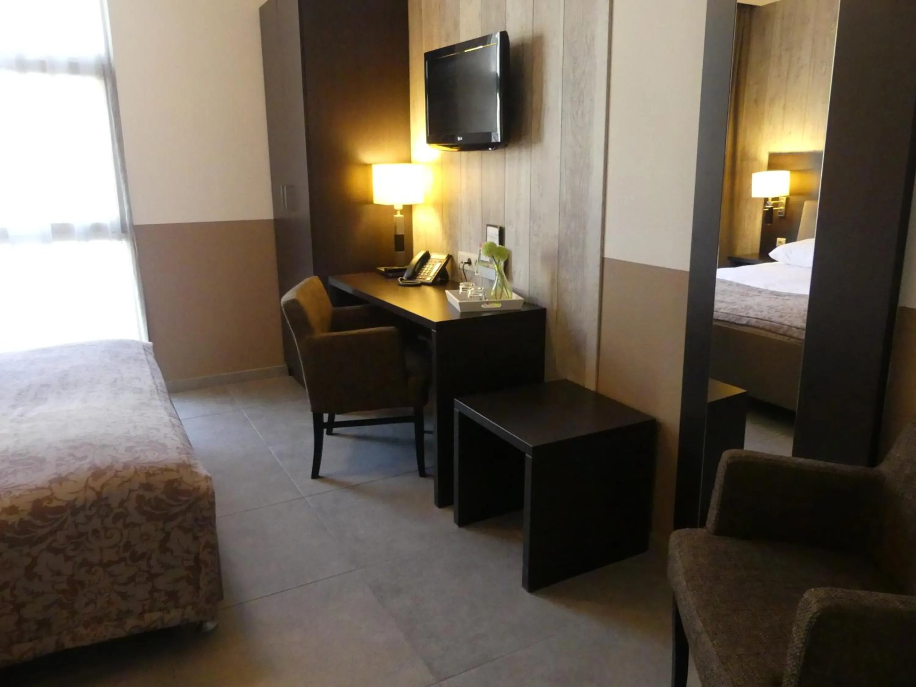 TV and multimedia, Bed in Hotel De Maaskant