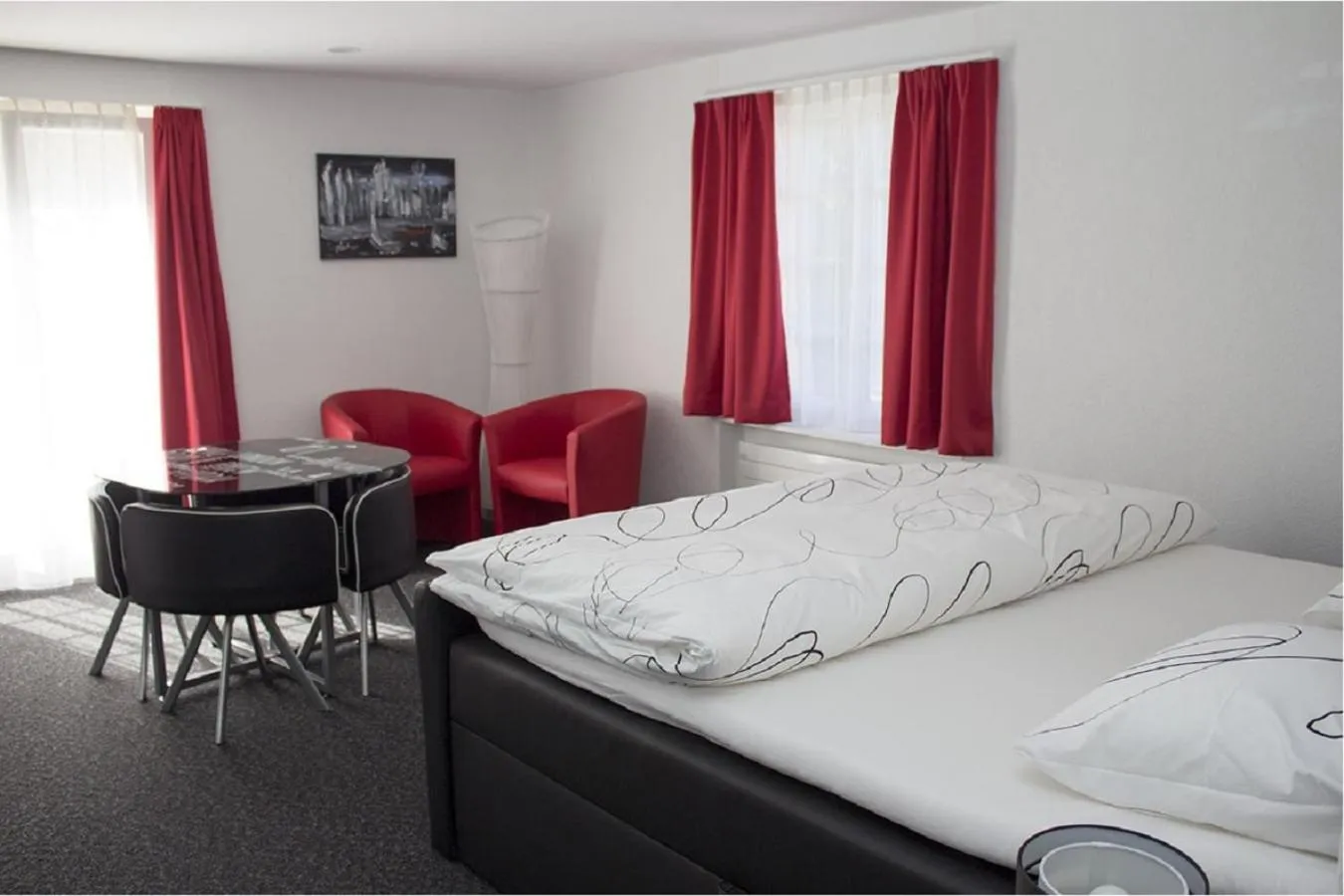 Photo of the whole room, Bed in Hôtel du Chasseur