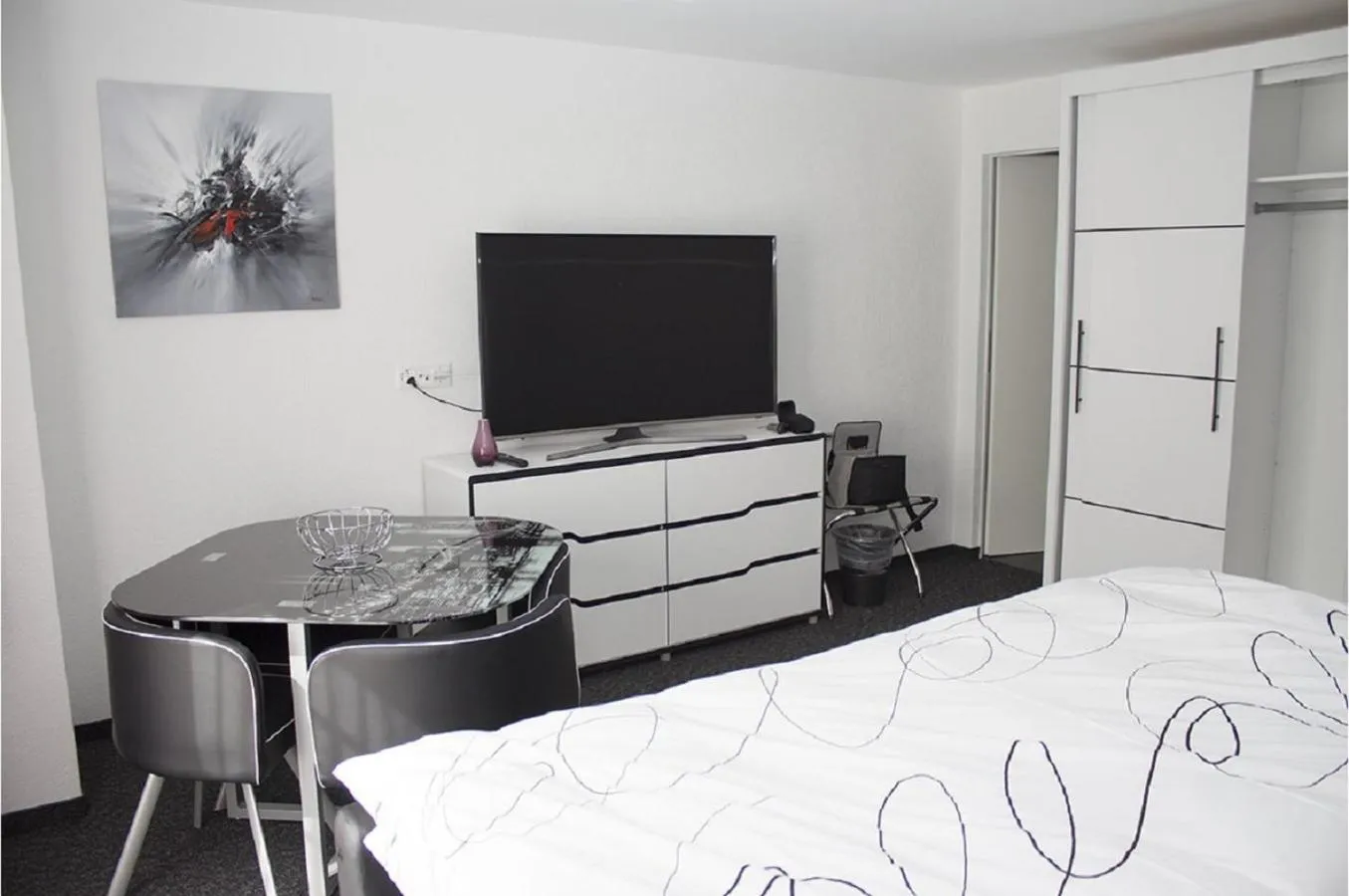 Photo of the whole room, Bed in Hôtel du Chasseur