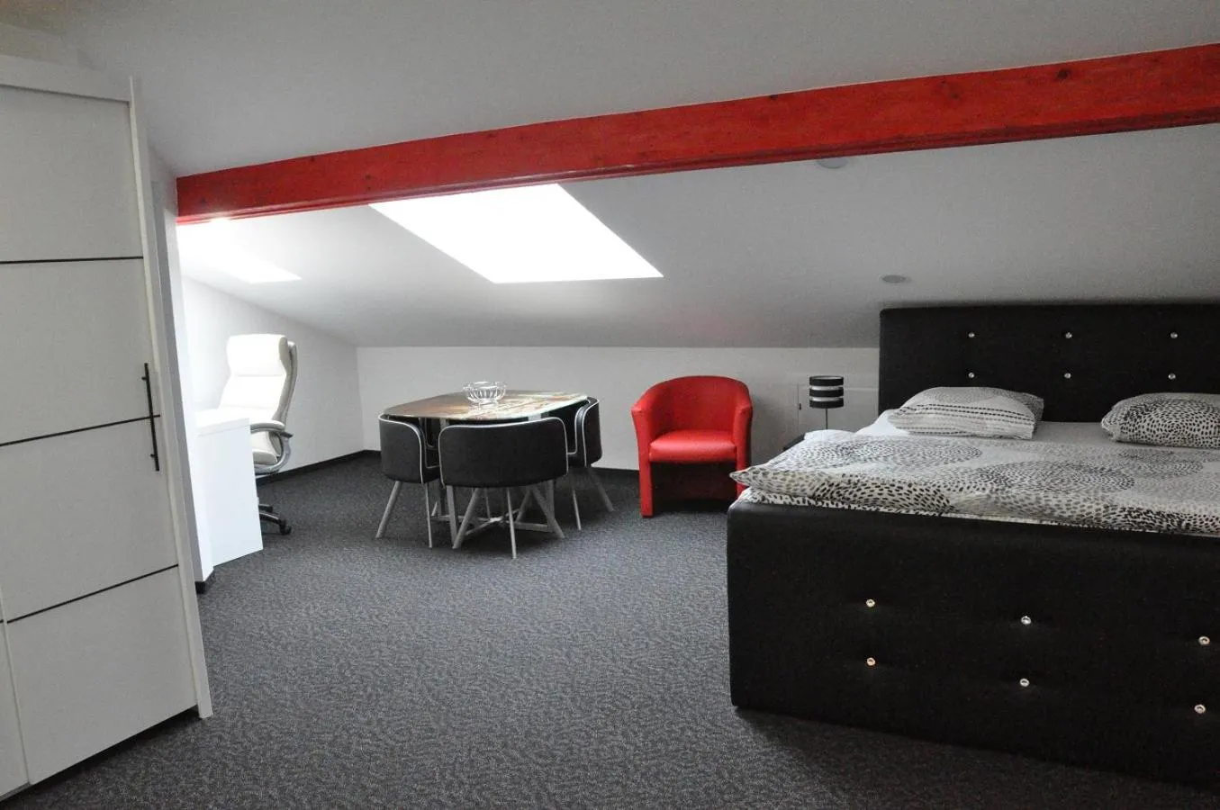 Photo of the whole room, Bed in Hôtel du Chasseur