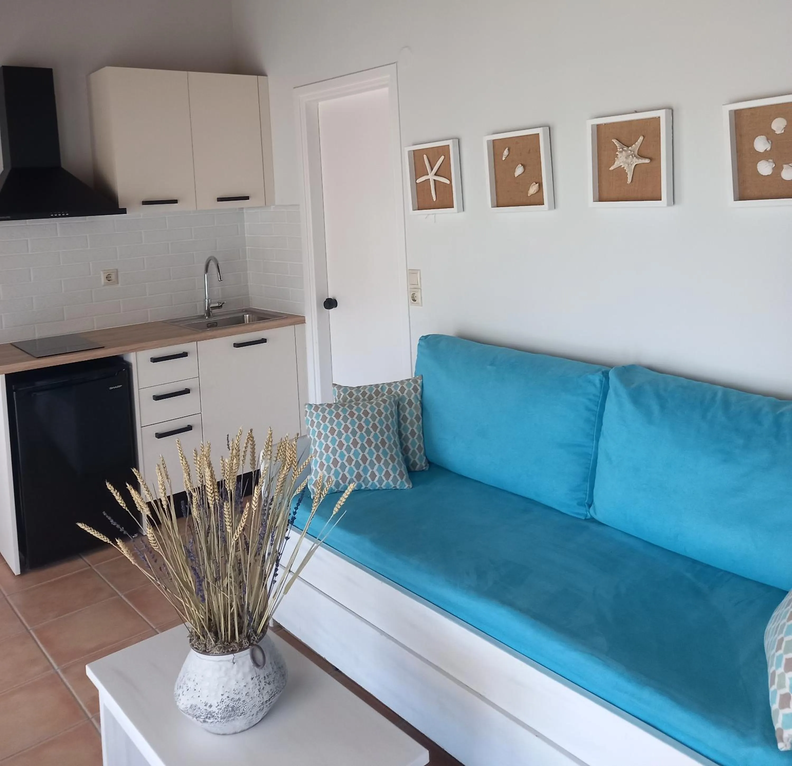 Seating area in Alexander Apartments