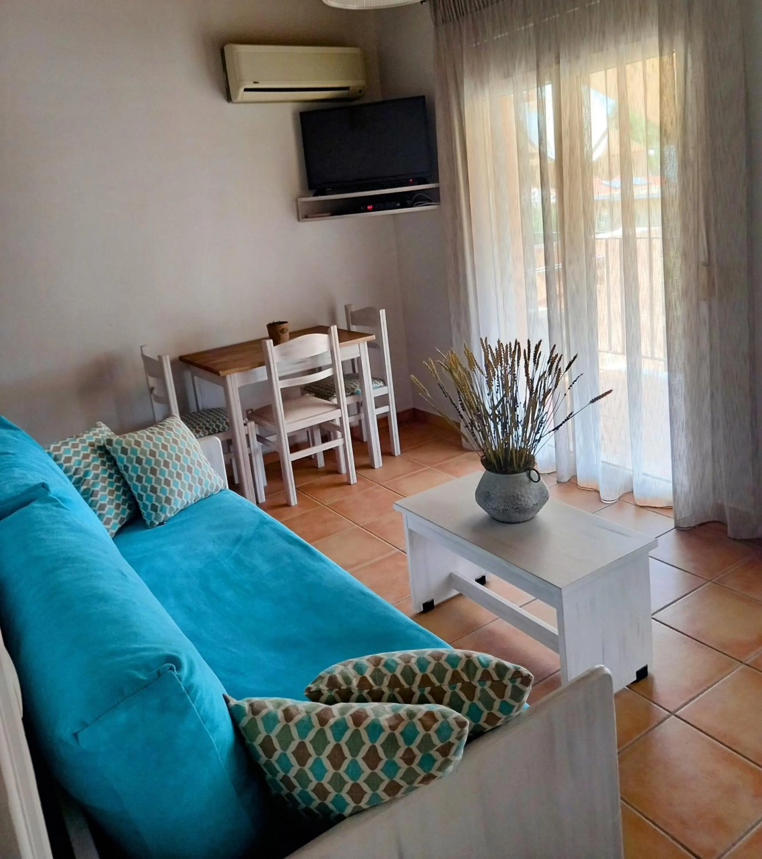 Seating area in Alexander Apartments