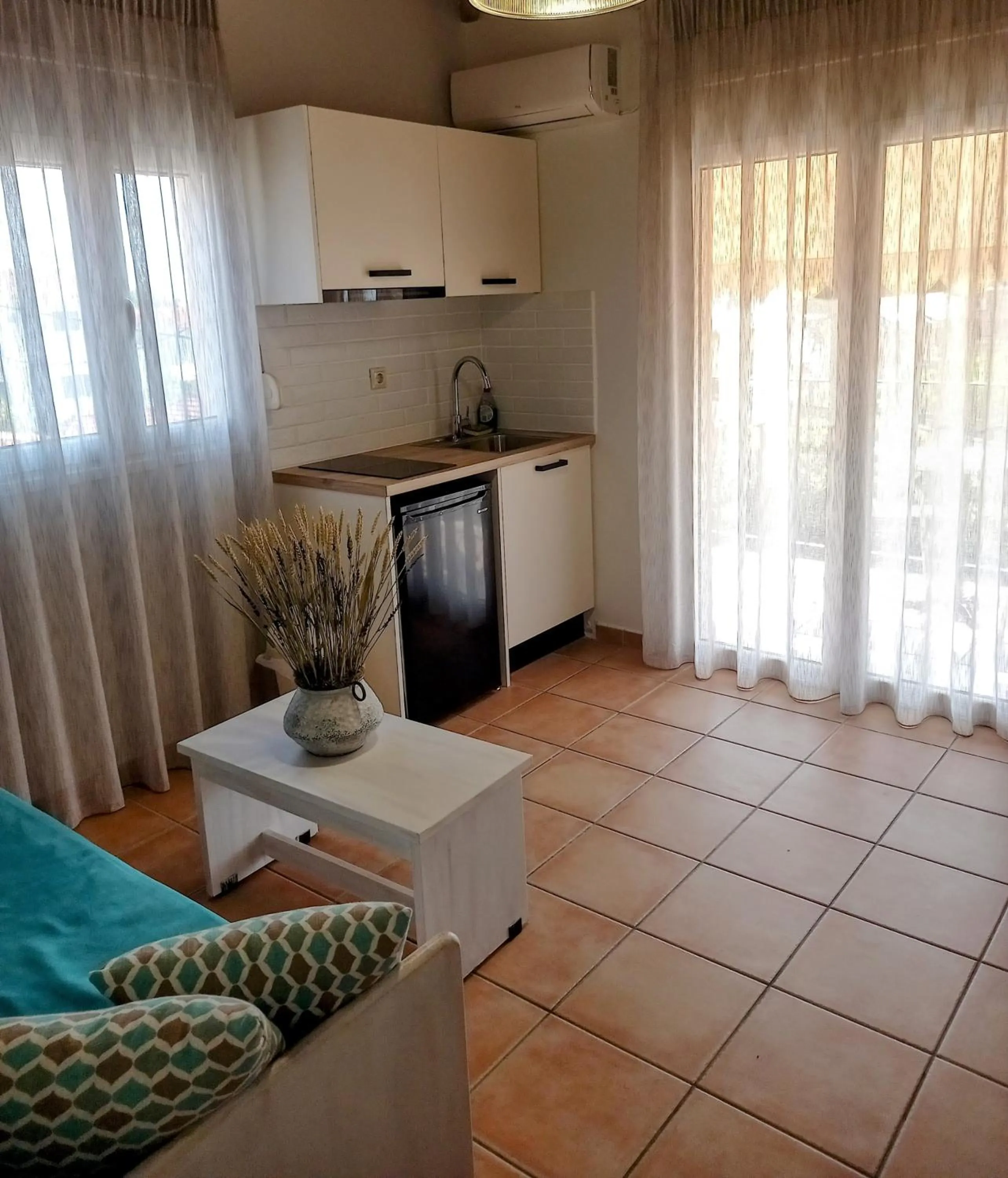 Seating area in Alexander Apartments