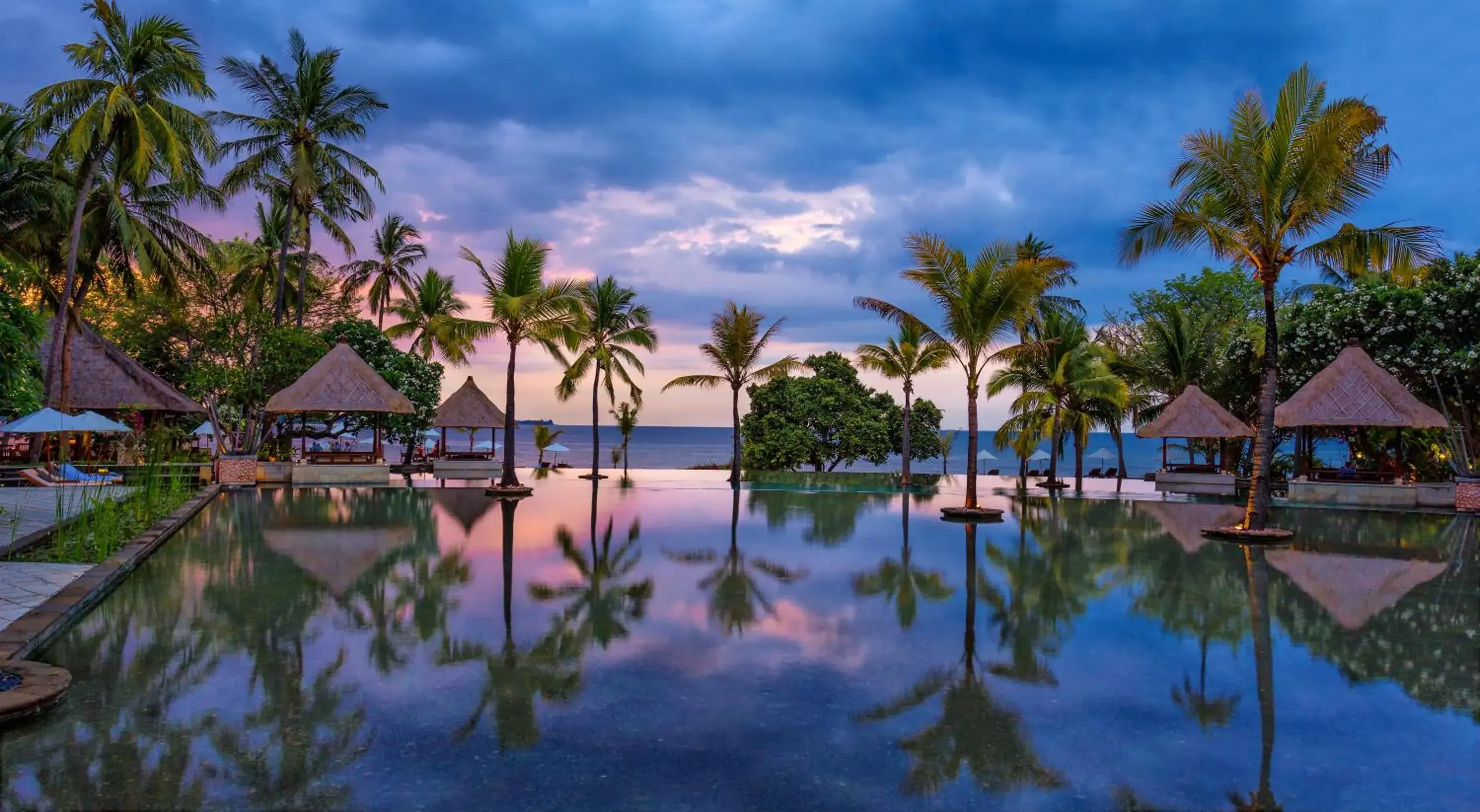 Swimming pool in The Oberoi Beach Resort, Lombok Swimming pool in The Oberoi Beach Resort, Lombok