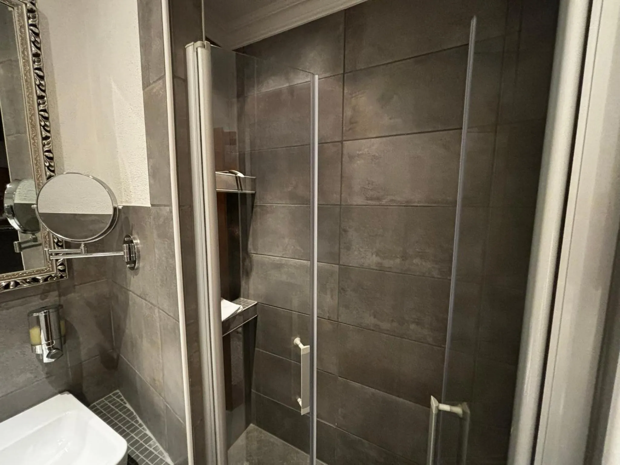 Shower in Residenz Royal