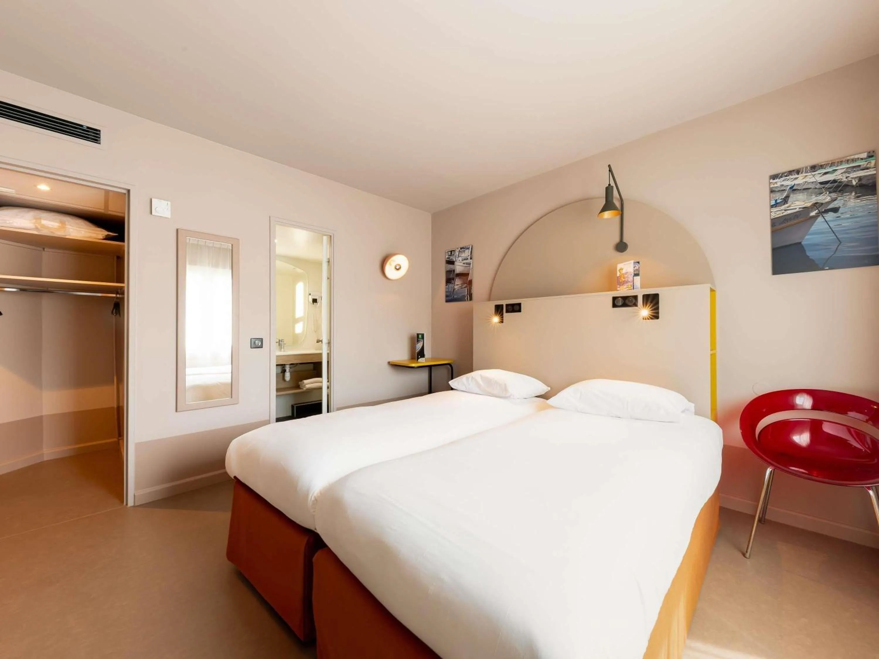Bedroom, Bed in ibis Styles Marseille Centre Prado Place Castellane