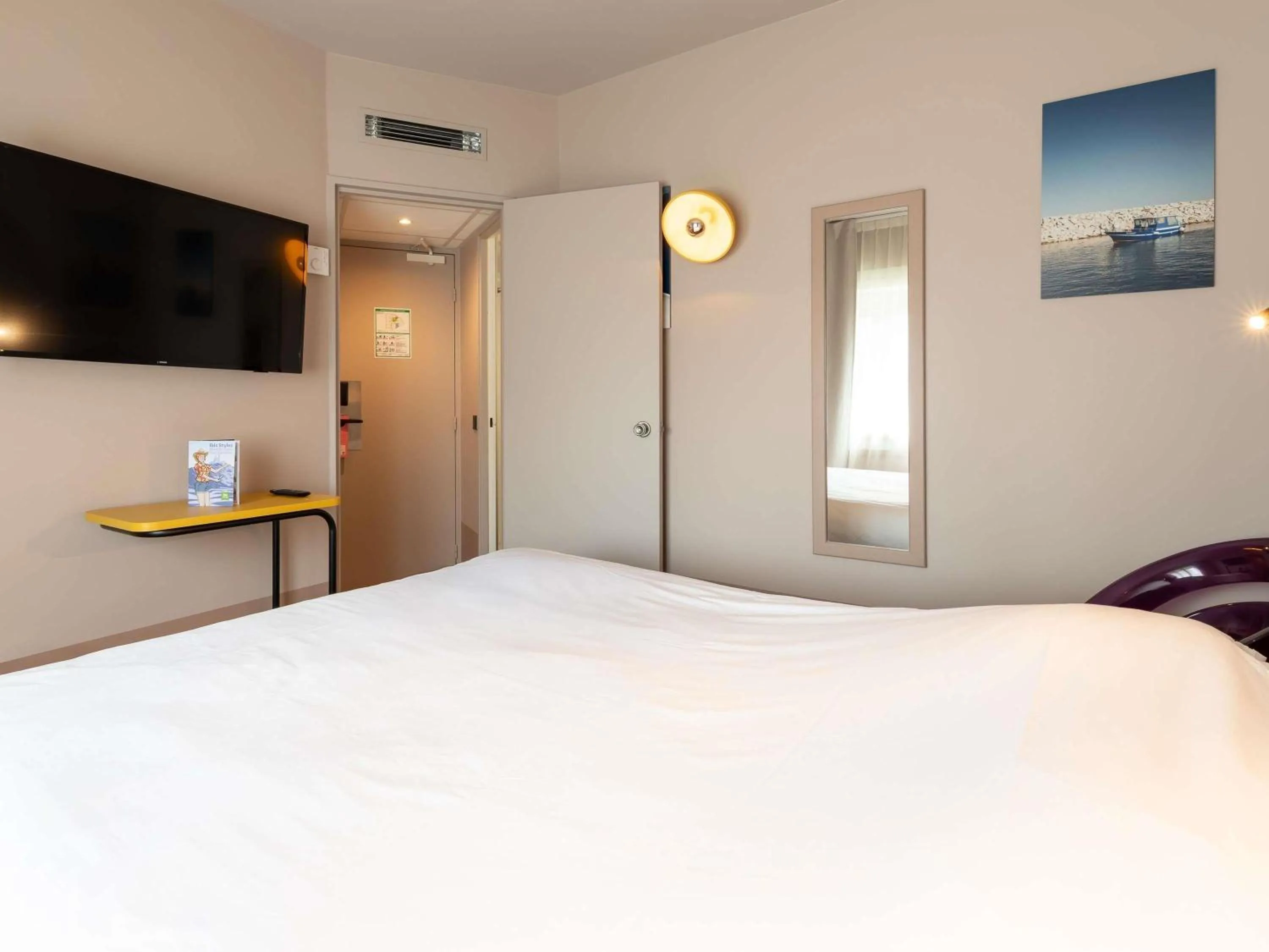 Bedroom, Bed in ibis Styles Marseille Centre Prado Place Castellane