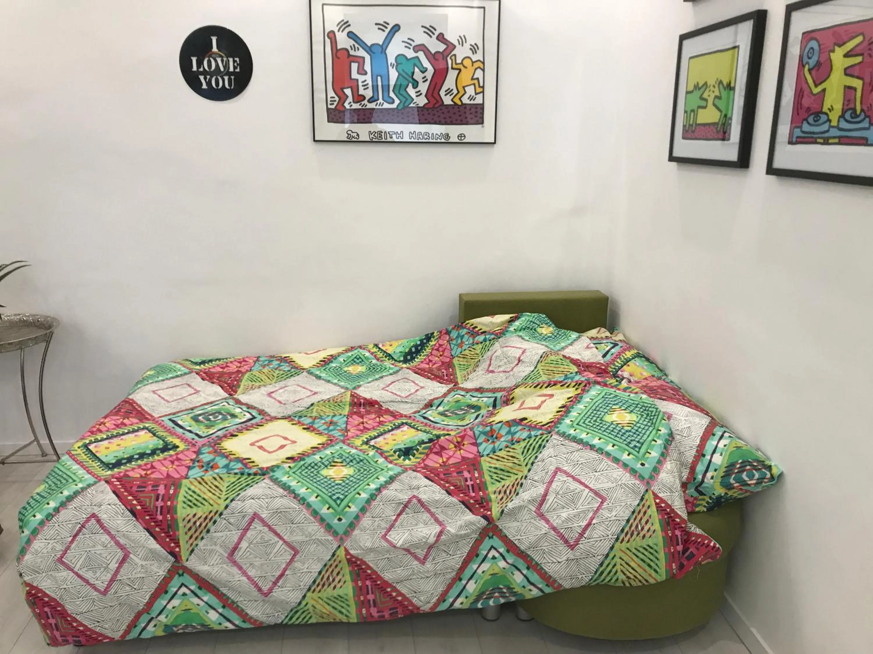 Bed in Modern City Apt, next to Metro