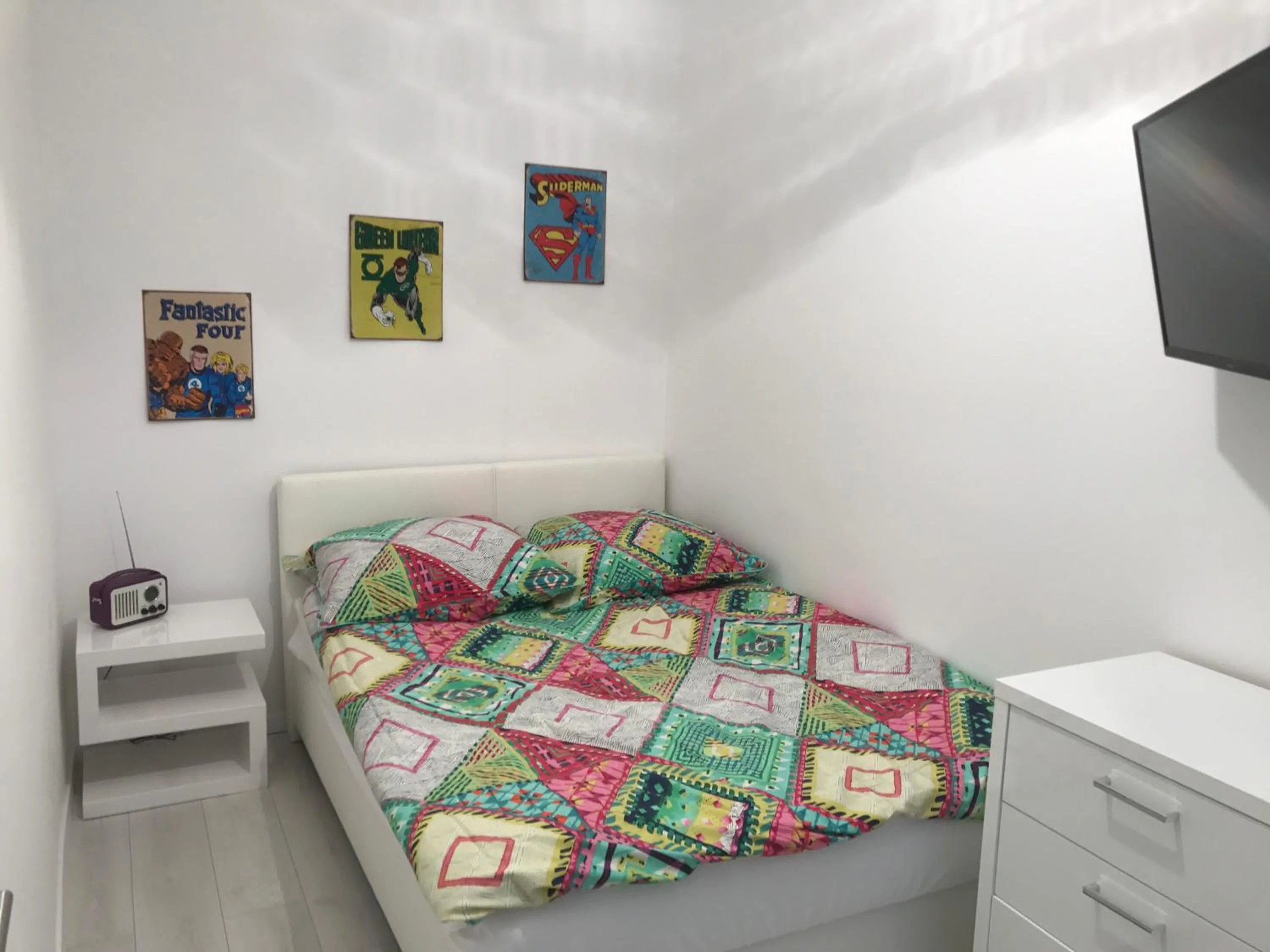 Bed in Modern City Apt, next to Metro