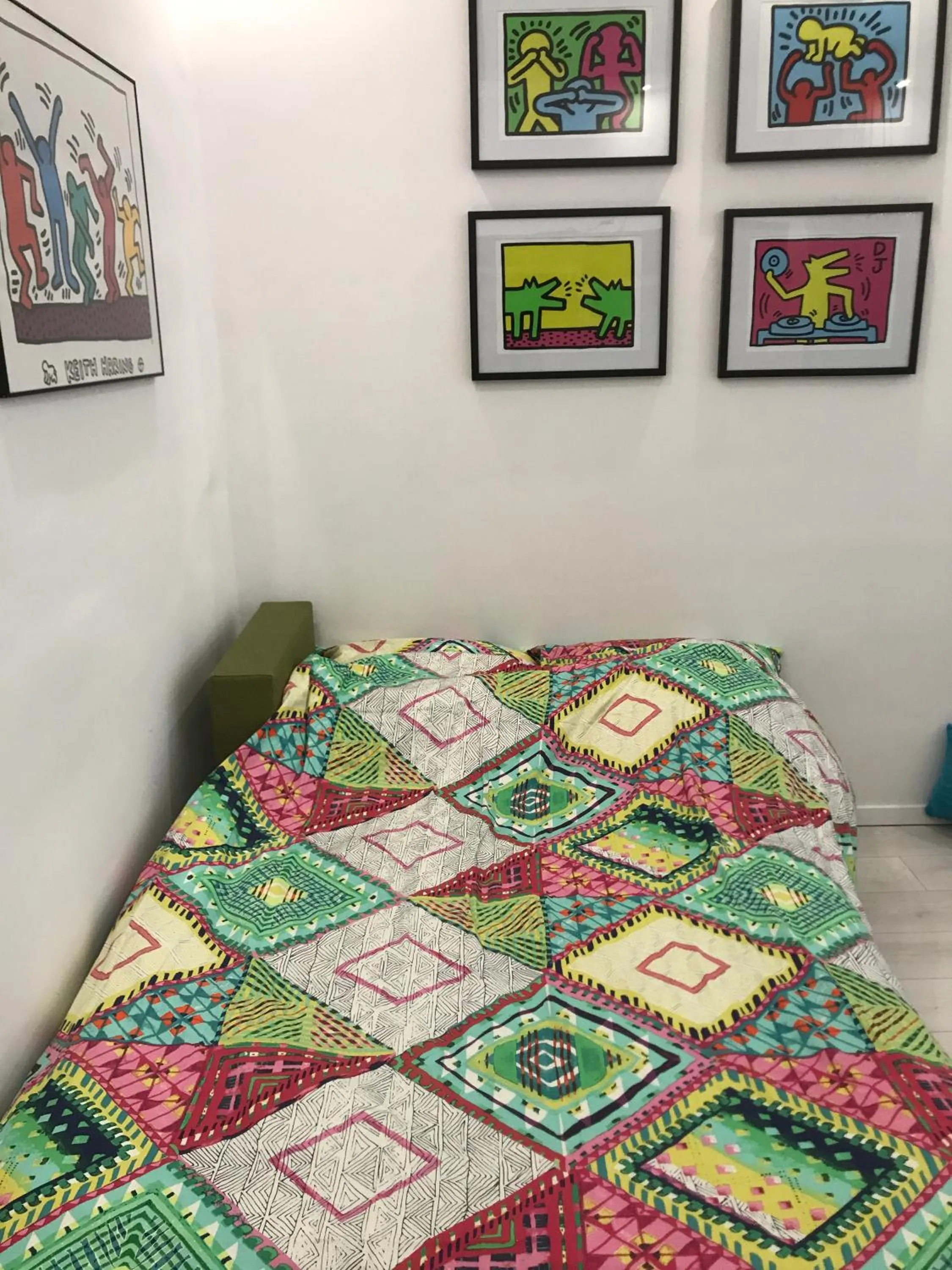 Bed in Modern City Apt, next to Metro